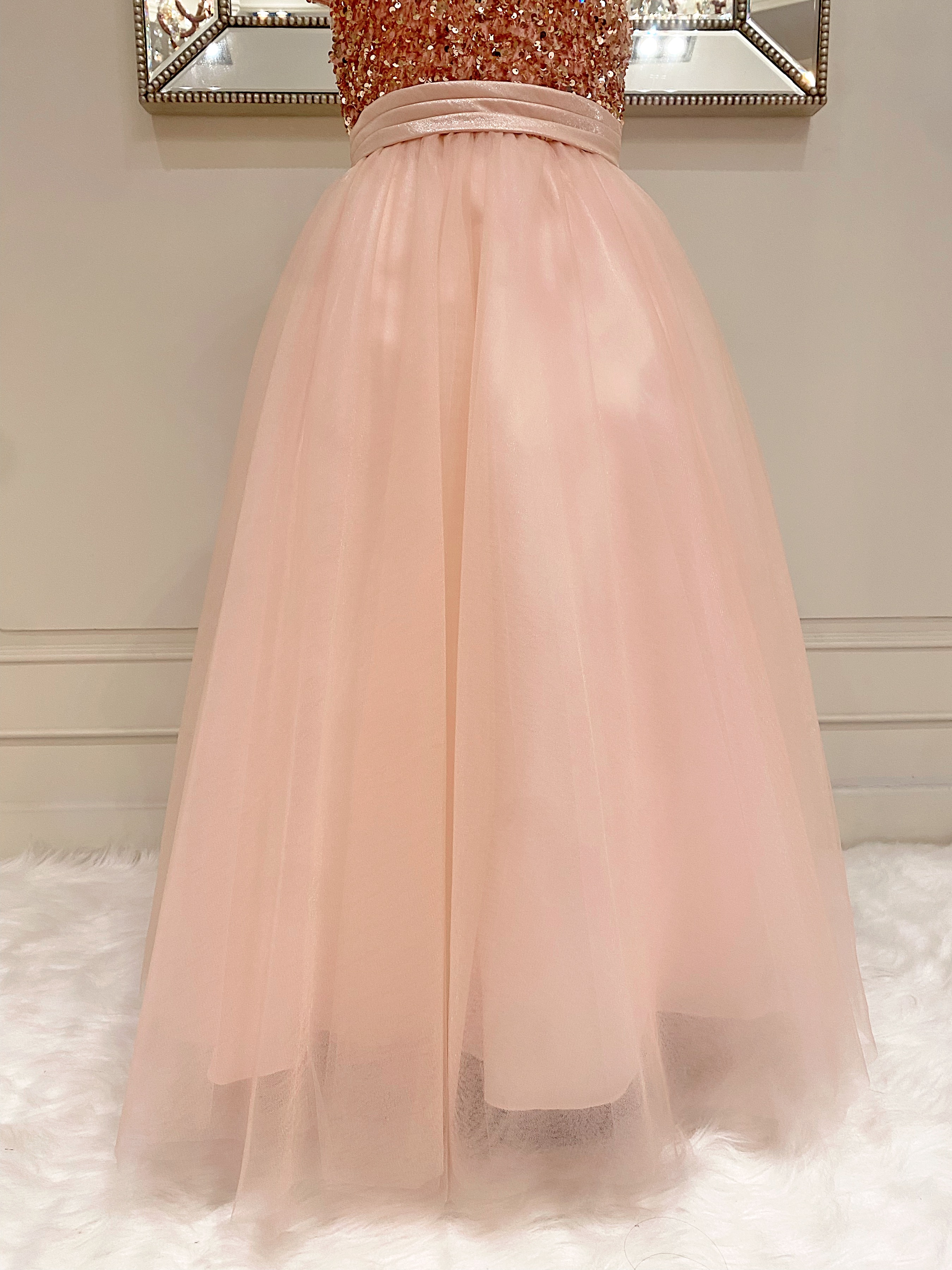 เดรสออกงานราตรียาวแขนล้ำ สีชมพูพีช (งานไฮพรีเมี่ยม) ด้านบนปักเลื่อม ช่วงกระโปรงผ้าโปร่งซอฟท์ๆ ละมุน