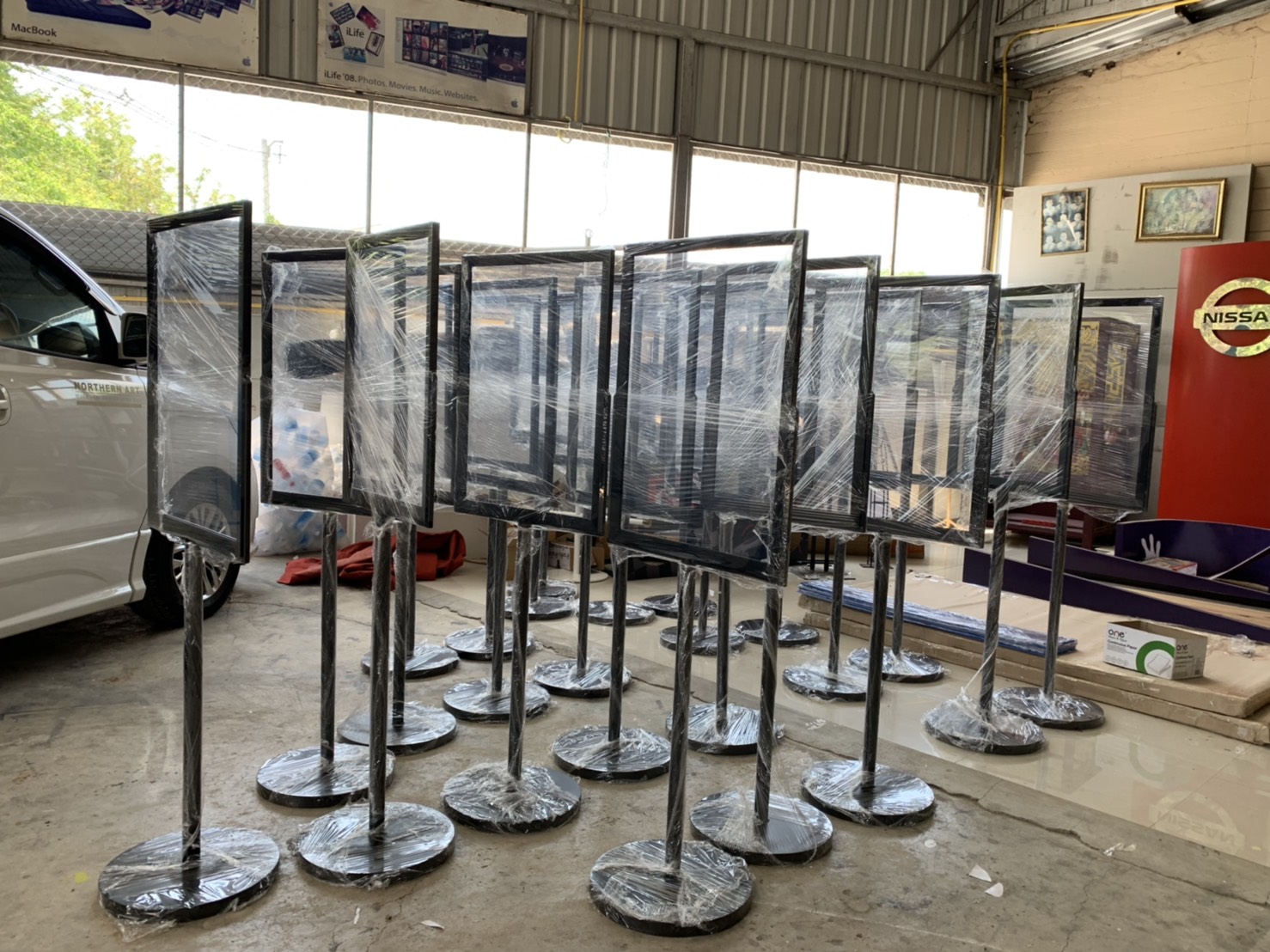 โปสเตอร์สแตนด์เหล็ก เสาเดี่ยว ขนาด (W)50 x (L)70 x (H)160 cm. ฐานกลม อะคริลิคใส 2 มม. 2 แผ่นประกบ โชว์ภาพ2ด้าน