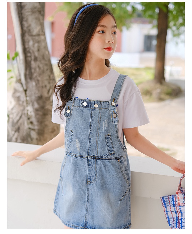 เซตเอี๊ยมยีนส์ทรงคลาสสิคพร้อมเสื้อยืดแขนสั้นสีขาว