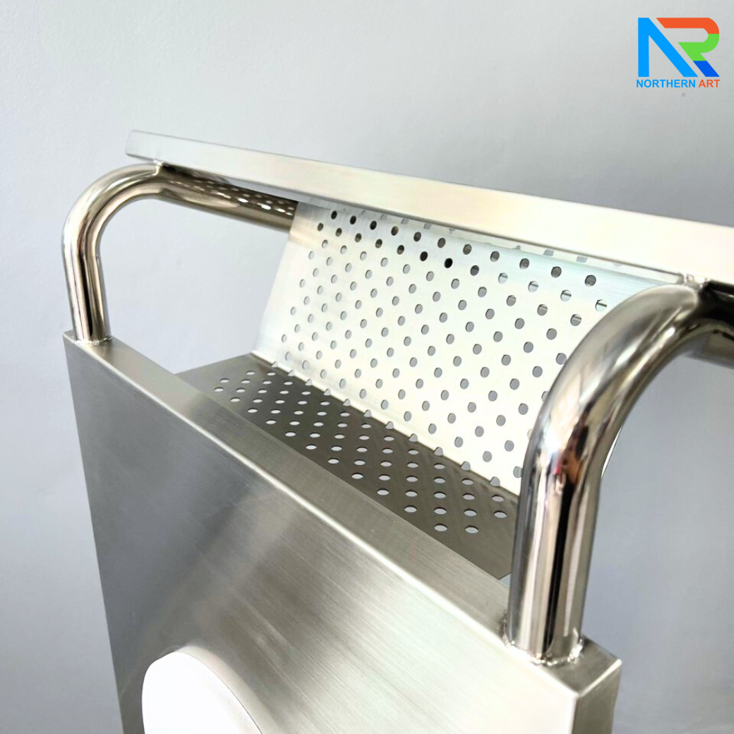 โพเดียมสแตนเลส ST-04 ขนาด (W) 50 x (L) 40 x (H) 116 ซม. ตกแต่งฉลุลายด้านหน้า สแตนเลสเกรด304 ไม่เป็นสนิม แข็งแรง มั่นคง