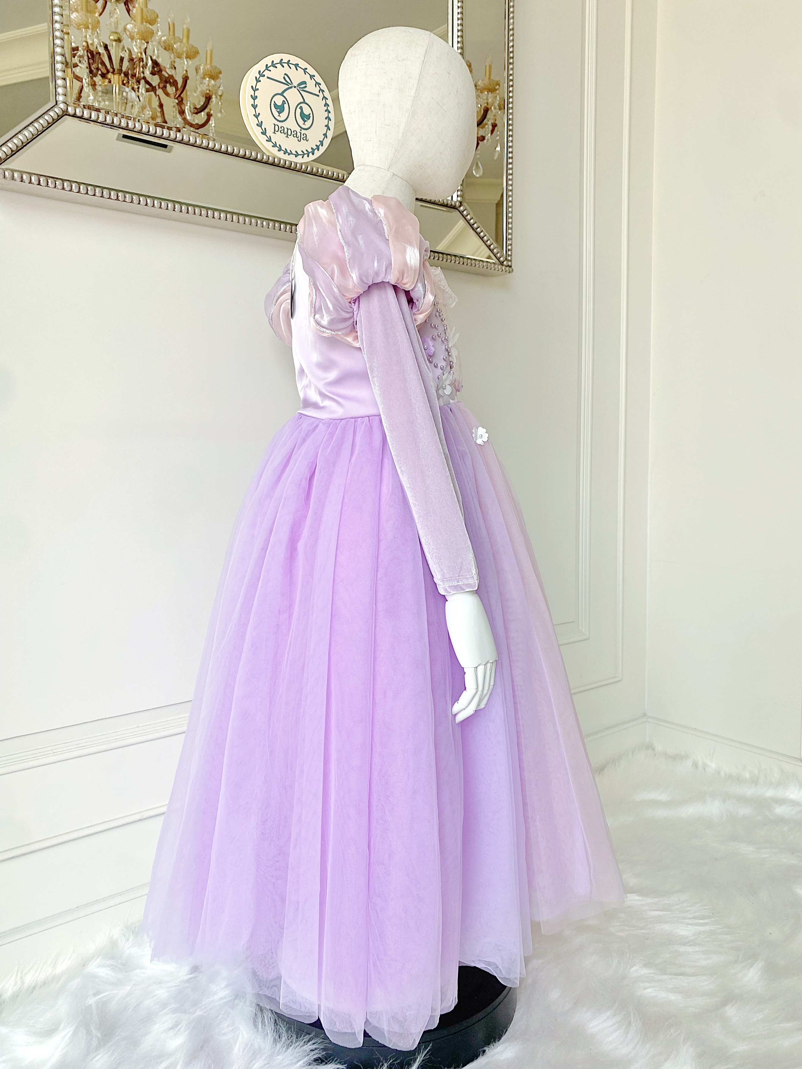 ชุดเจ้าหญิงราพันเซล บนตัวชุดประดับดอกไม้น่ารัก