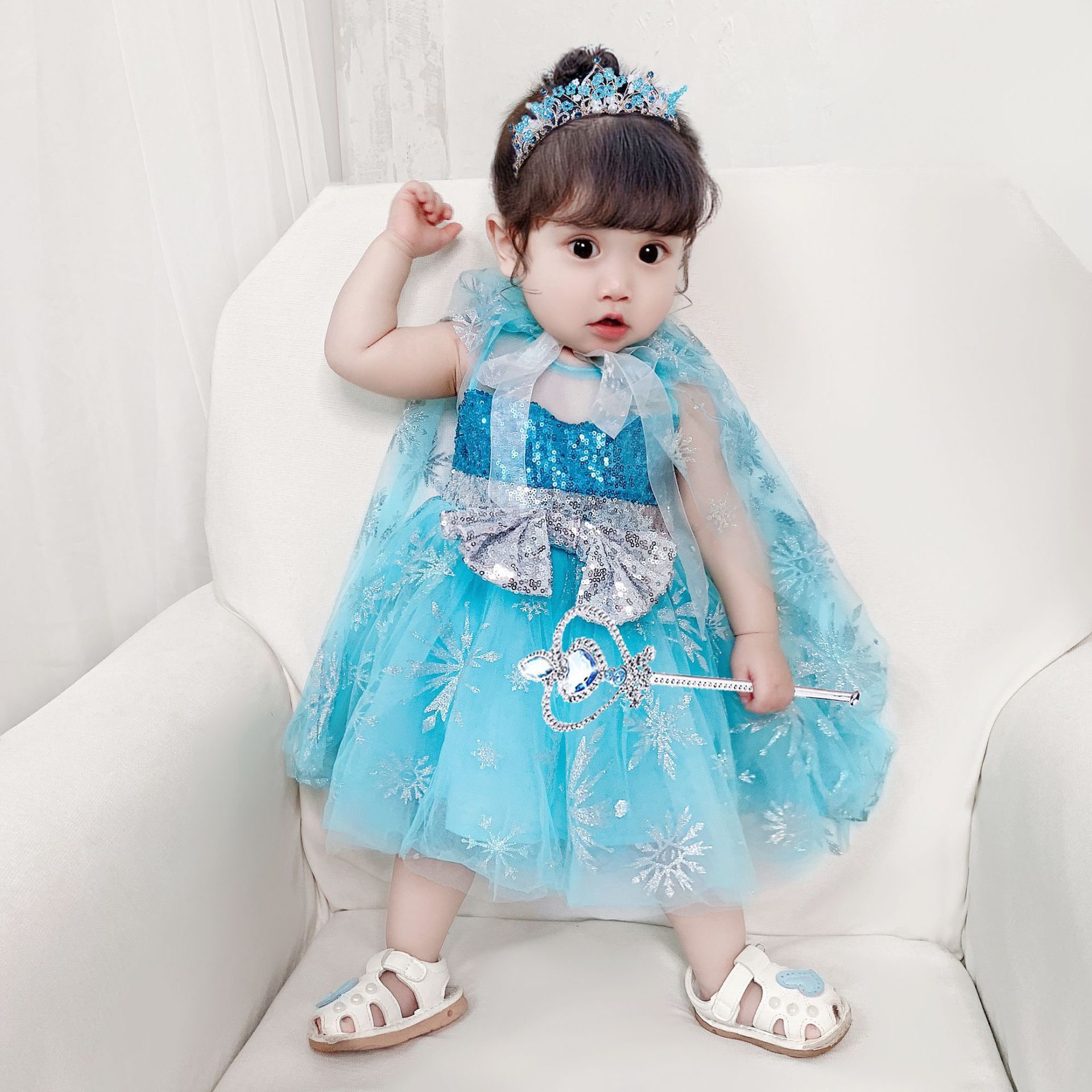 ชุดเจ้าหญิงเอลซ่า รุ่นเด็กเล็ก แขนกุดปักเลื่อมพร้อมผ้าคลุมสกรีนลาย Snow Flake
