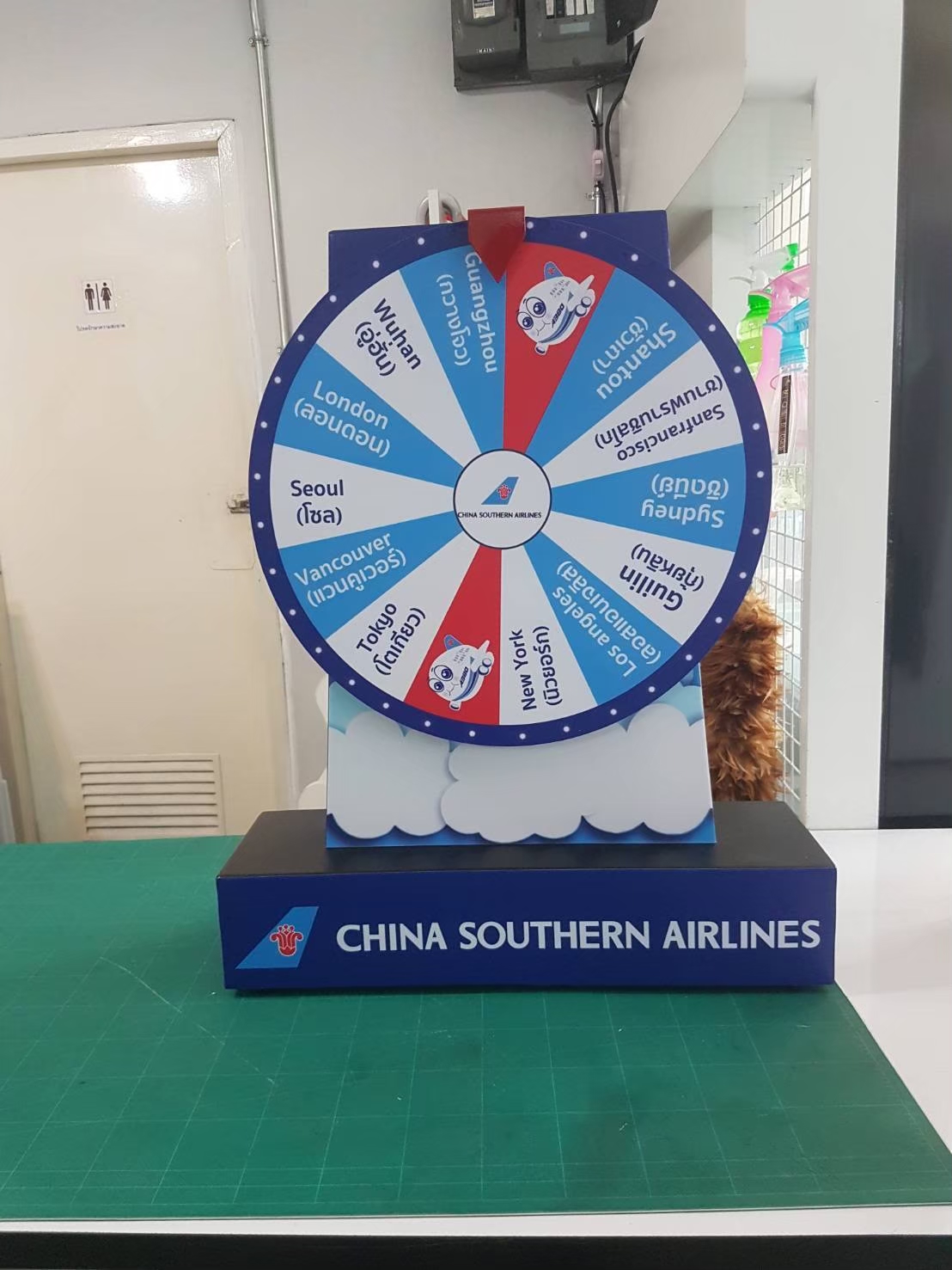 เกมส์วงล้อตั้งโต๊ะ รุ่นเหล็ก ขนาดวงล้อ 40 ซม. สูง 60 cm. สีขาว พร้อมงานพิมพ์สติ๊กเกอร์ ออกแบบได้ตามความต้องการ