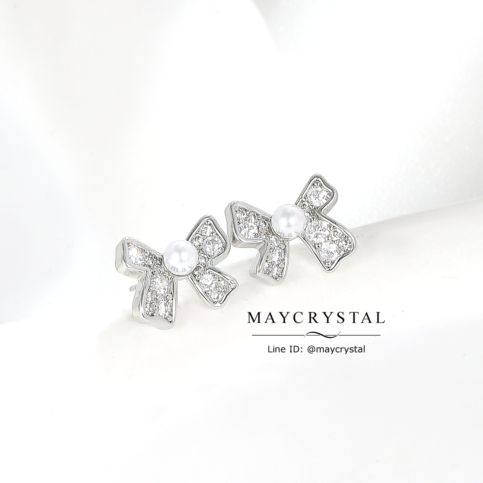 ต่างหูคริสตัลจากประเทศออสเตรีย (Embellished with Crystals from Austria)
