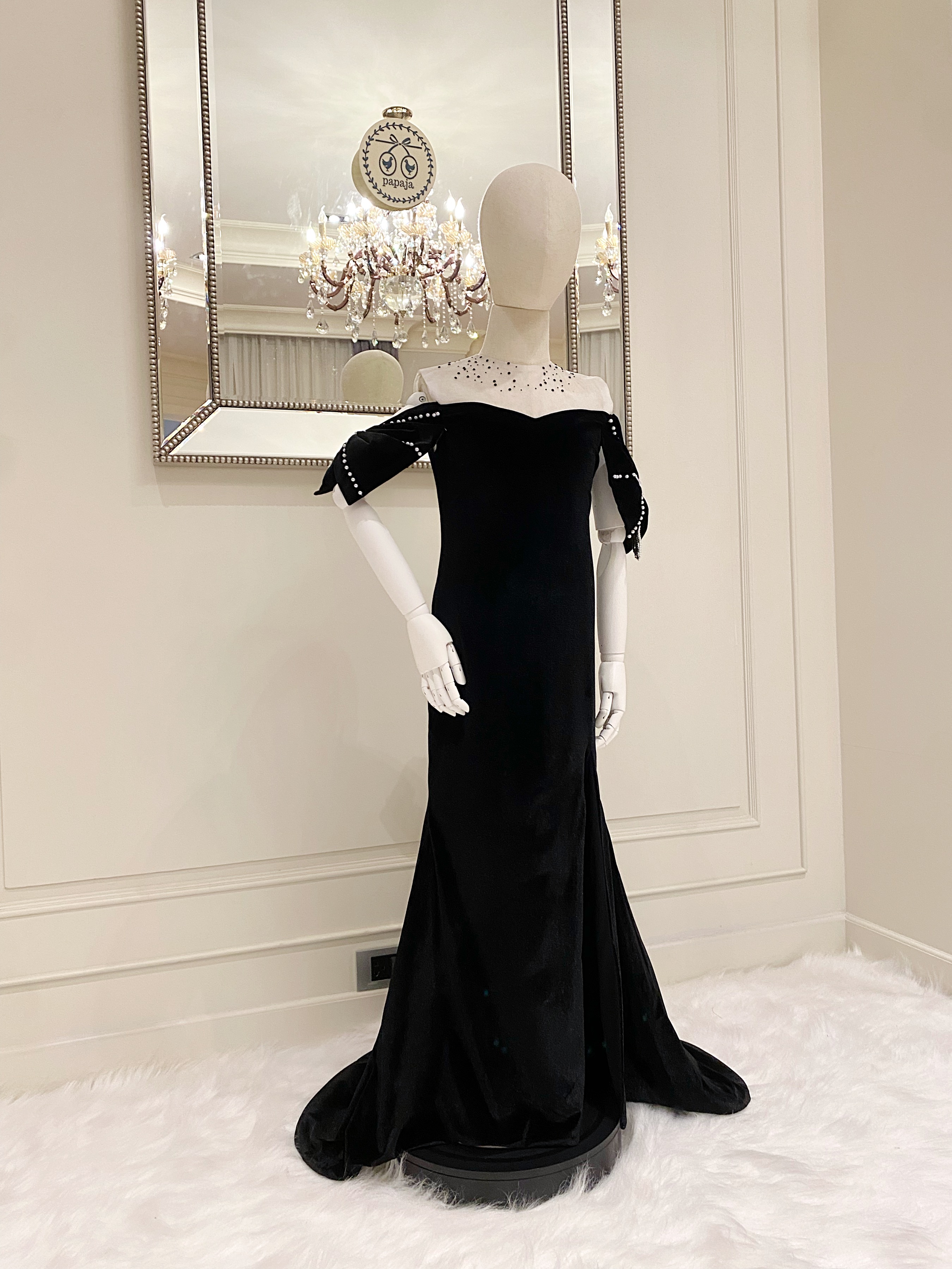 เดรสราตรียาวหางปลาสีดำแขนกุด ดีเทลประดับโบว์ที่ต้นแขน 2 ด้าน