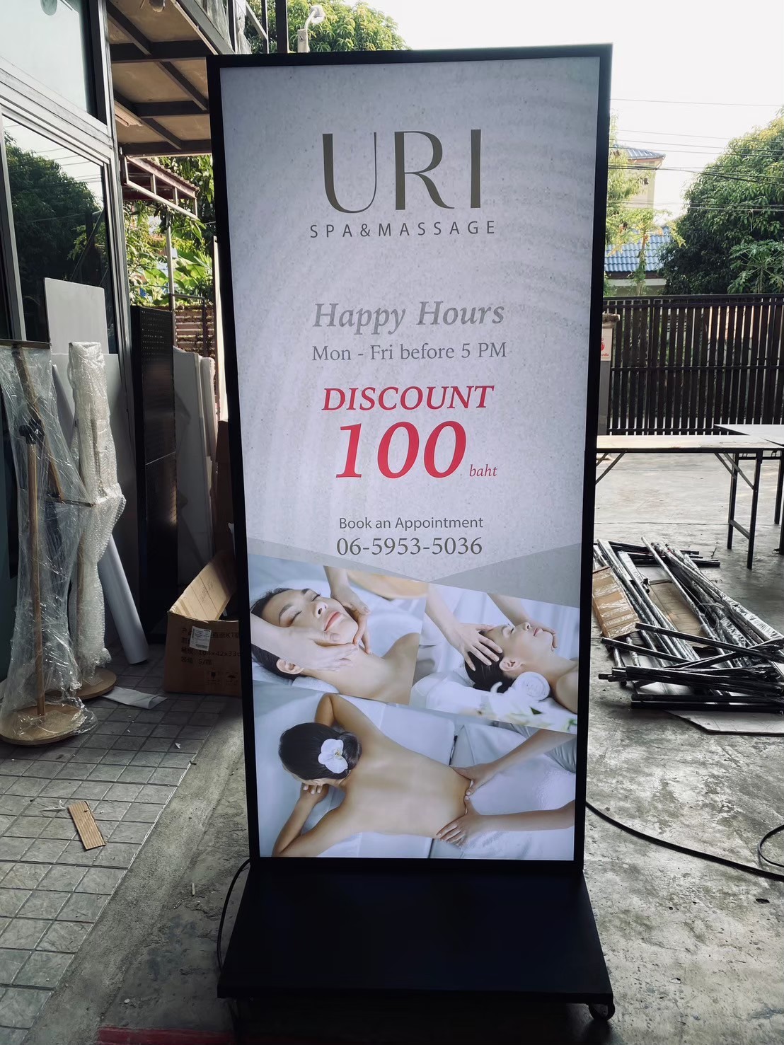 ตู้ไฟ LED ตั้งพื้น ฐาน SLOPE พร้อมล้อเลื่อน ขนาด 100x200 cm.พร้อมแผ่นอะคริลิค 2 แผ่น โชว์งานพิมพ์ 2 ด้าน เหมาะกับภายนอกอาคาร