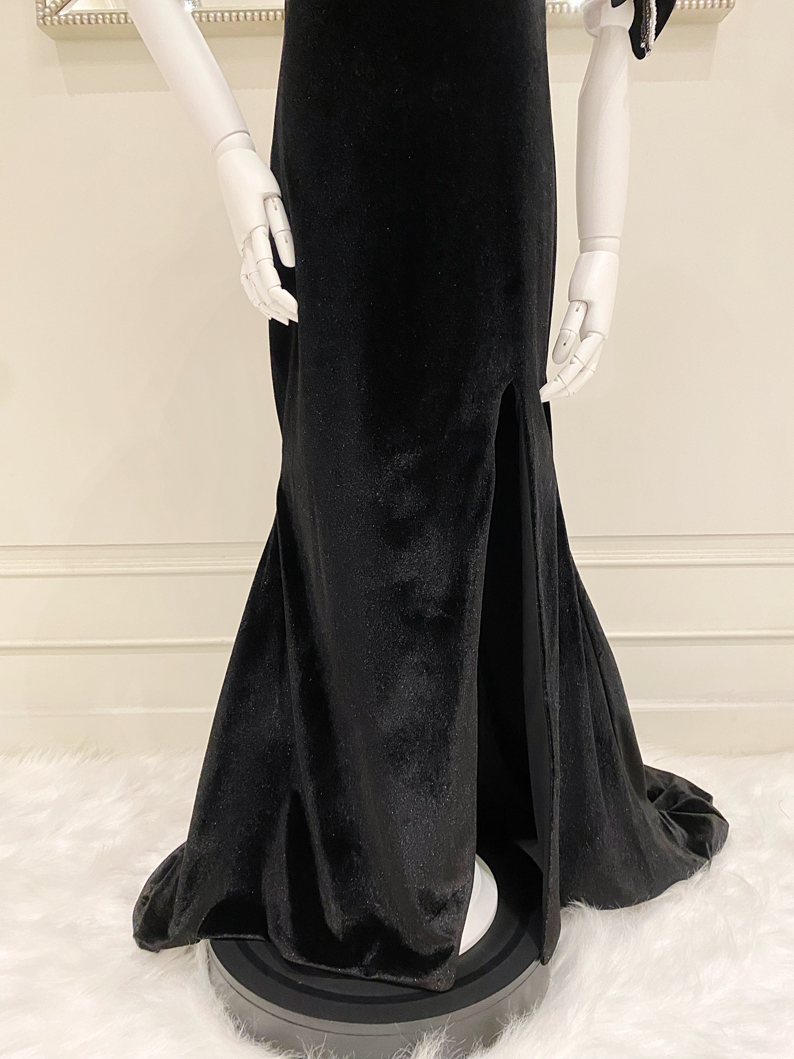 เดรสราตรียาวหางปลาสีดำแขนกุด ดีเทลประดับโบว์ที่ต้นแขน 2 ด้าน