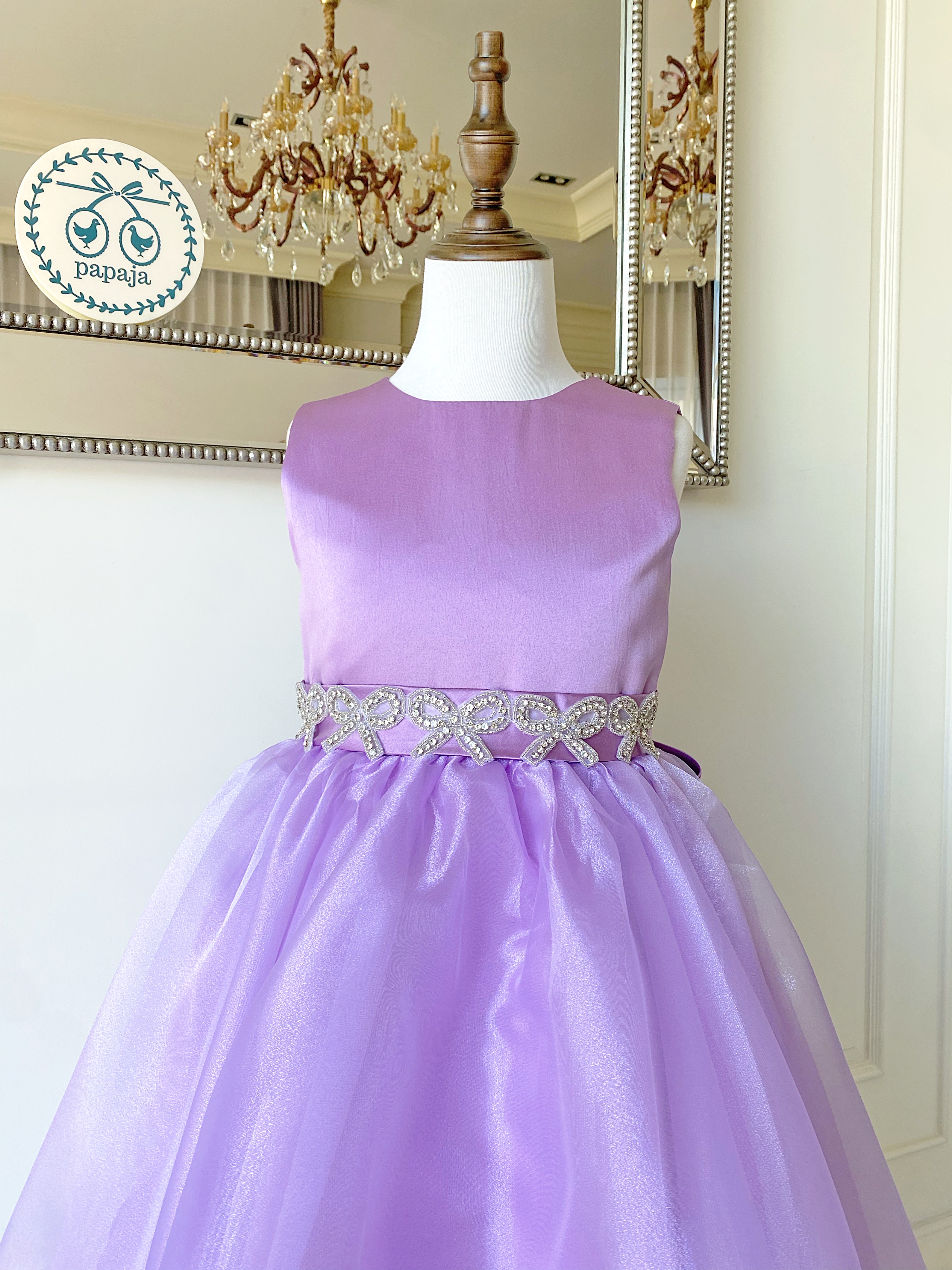 เดรสออกงานราตรียาวแขนกุด สีม่วงโทนมาเจนต้าสดใส (งานไฮพรีเมี่ยม) ดีเทลลายปักเพชรหนามเตยรูปริบบิ้นที่ช่วงเอว