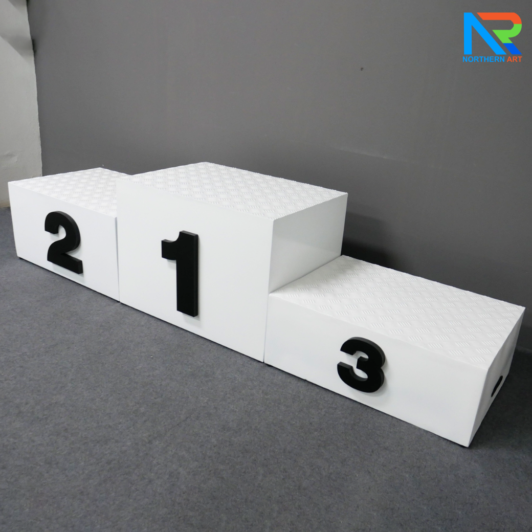 แท่นยืนรับรางวัล 1-2-3 ขนาด (W)210 x (D)50 x (H)50 cm. โครงเหล็ก ทำสีขาว พร้อมตัวเลข 1-2-3 (สั่งทำสีตามความต้องการได้)