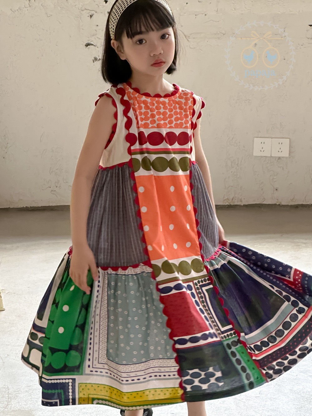 เดรสยาวแขนกุดลายกราฟฟิคเรโทร สีสันสดใส