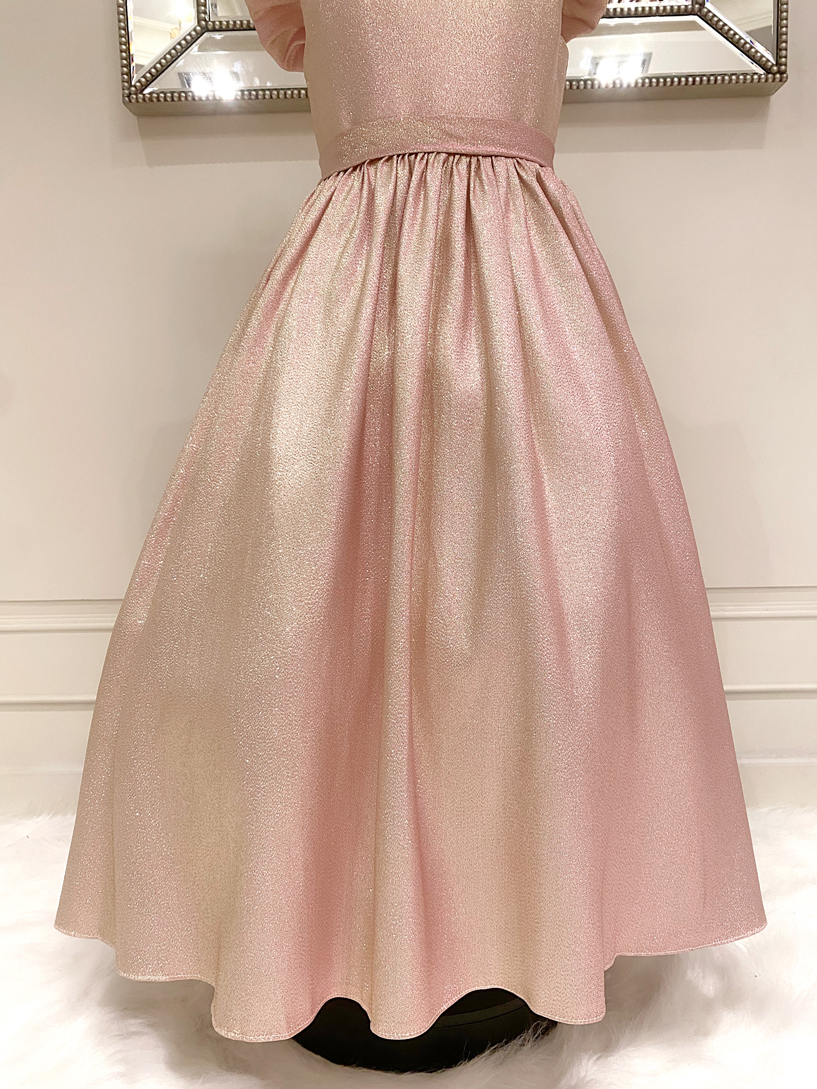 เดรสออกงานราตรียาวแขนกุด สีชมพูพาสเทล เหลือบเมทาลิคสีชมพูพีชอมนู้ด เรียบหรูผู้ดีที่สุด