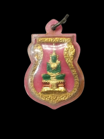 G426 เหรียญเสมาฉลุลงยา พระแก้วมรกต เลี่ยมเดิม