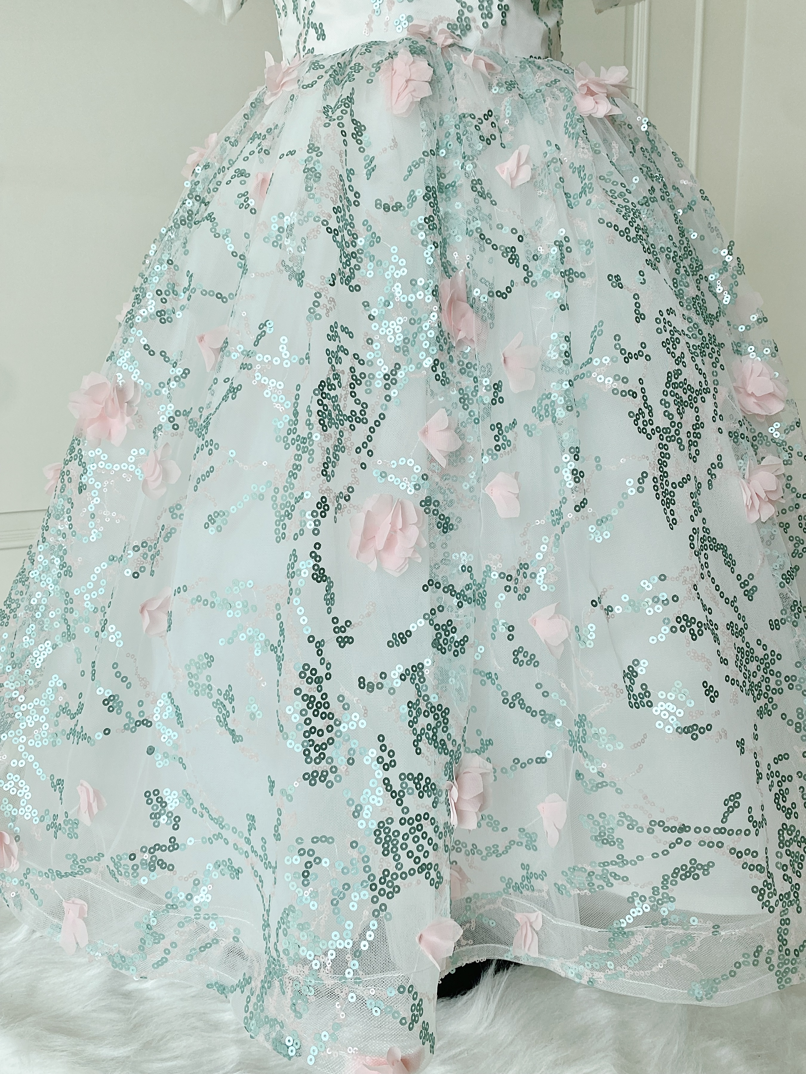 เดรสออกงานราตรียาวแขนตุ๊กตาสีขาวปักลายเถาวัลย์และดอกไม้ 3D สีชมพูอ่อน