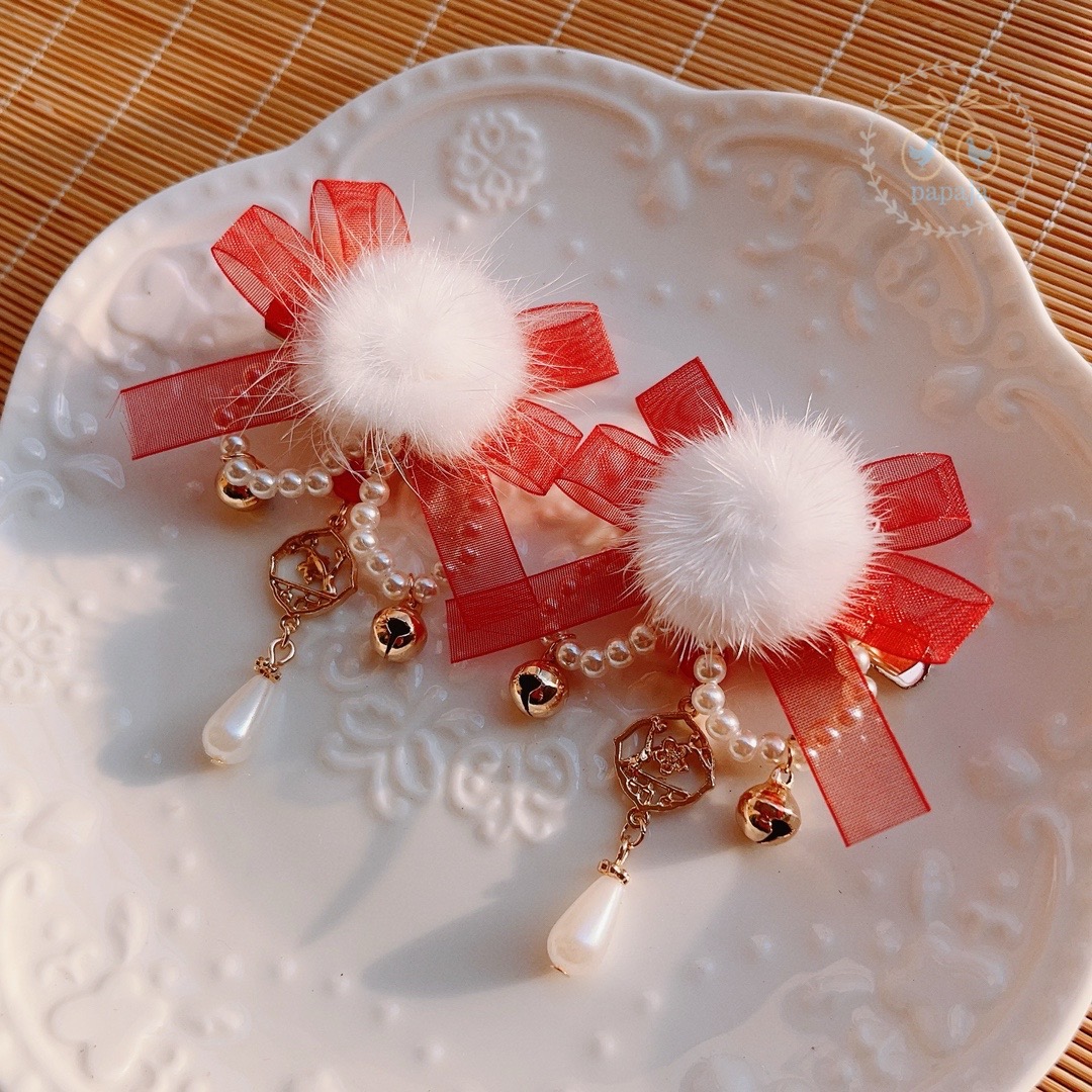 (No.205) ขายเป็นคู่ กิ๊ฟติดผมตรุษจีน ประดับโบว์แก้วสีแดงและปอมปอม ห้อยระย้าด้วยไข่มุกรูปหยดน้ำ