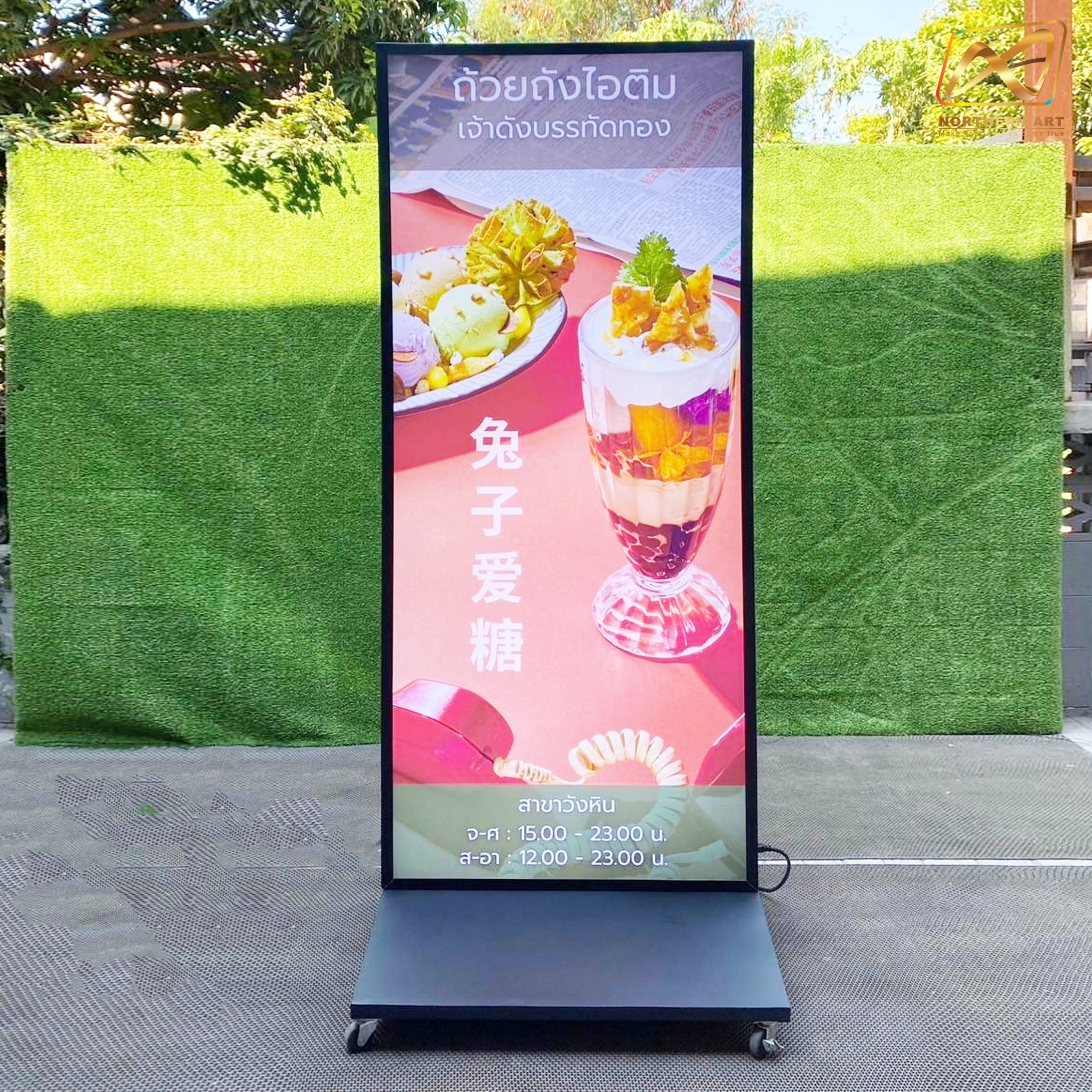 ตู้ไฟ LED ตั้งพื้น ฐาน SLOPE พร้อมล้อเลื่อน ขนาด 80x180 cm.พร้อมแผ่นอะคริลิค 2 แผ่น โชว์งานพิมพ์ 2 ด้าน เหมาะกับภายนอกอาคาร