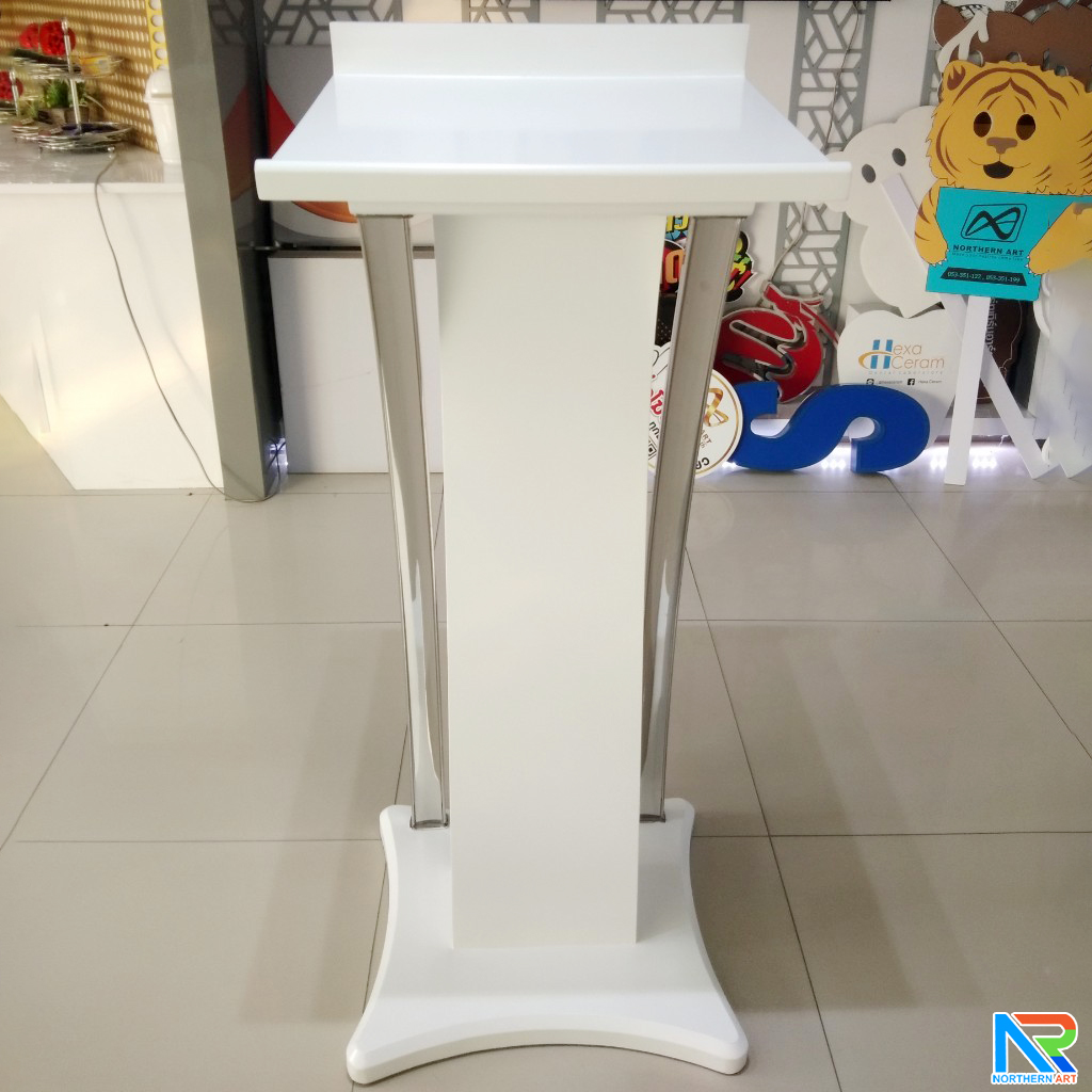 โพเดียมไม้ สีขาว ตกแต่งสแตนเลสเกรด304 ขนาด (W) 55 x (L) 50 x (H) 120 cm.