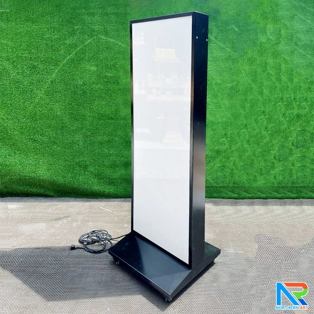 ตู้ไฟ LED ตั้งพื้น ฐานSLOPE ขนาด 60x160 ซม.โครงเหล็กพร้อมแผ่นซิงค์ สีดำ แผ่นอะคริลิค 2 แผ่น โชว์งานพิมพ์ 2 ด้าน มีล้อเลื่อน เคลื่อนย้ายสะดวก