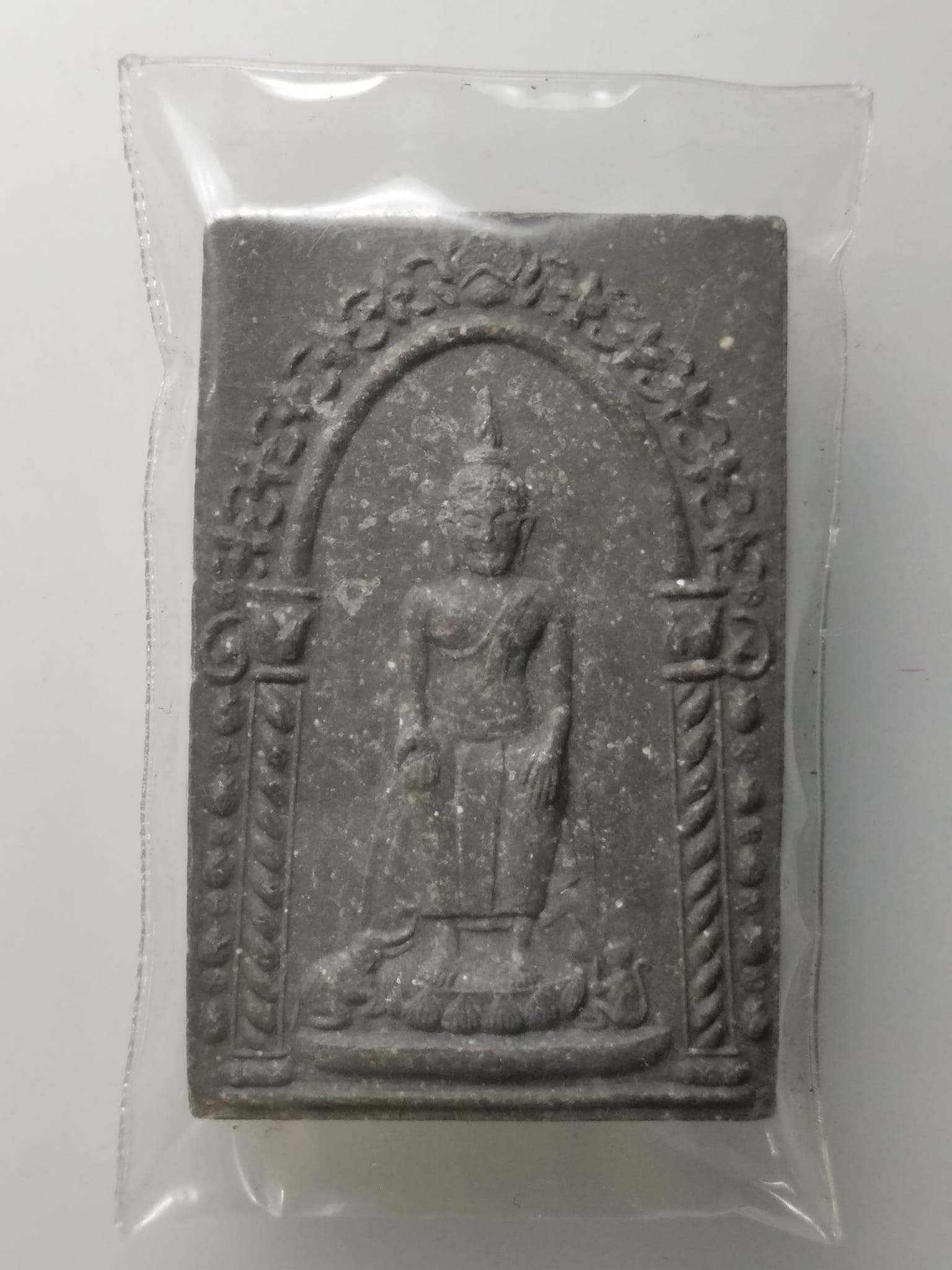 H313 พระผงหลวงพ่อโต วัดป่าเลไลยก์ จ.สุพรรณบุรี ปี2542 สร้างด้วยเนื้อรักเก่าและปูนเก่าทองเก่าที่ได้จากการบูรณะองค์หลวงพ่อโต ปางป่าเลไลยก์