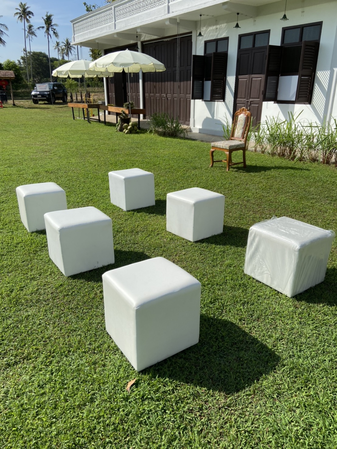 ชุดโต๊ะเก้าอี้สตูลูกเต๋า สีขาว