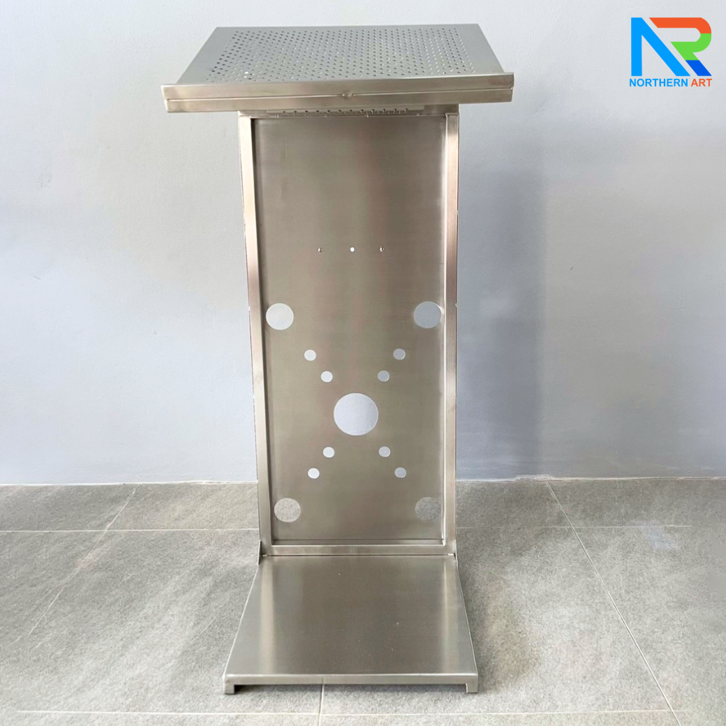 โพเดียมสแตนเลส ST-04 ขนาด (W) 50 x (L) 40 x (H) 116 ซม. ตกแต่งฉลุลายด้านหน้า สแตนเลสเกรด304 ไม่เป็นสนิม แข็งแรง มั่นคง