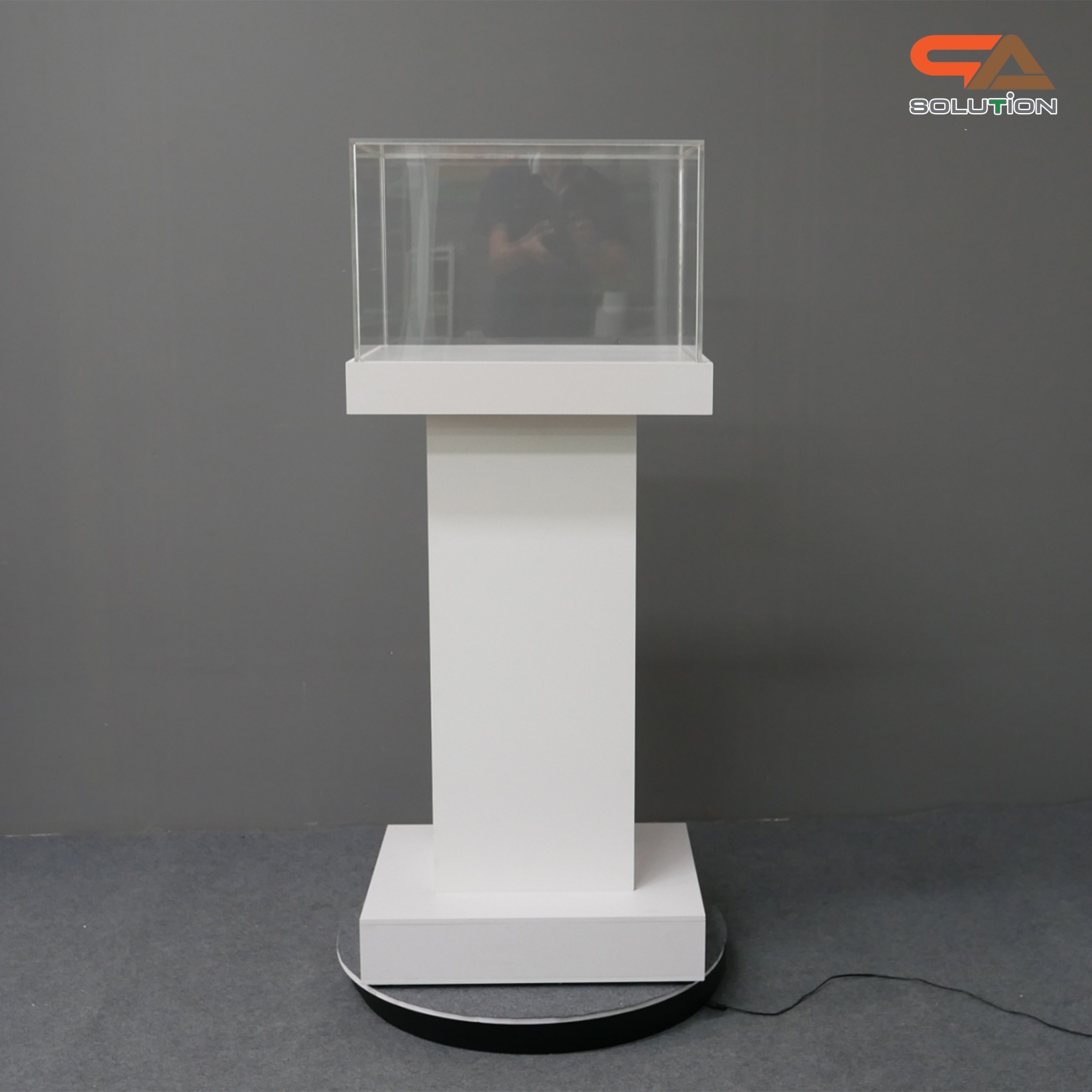 แท่นโชว์สินค้า ดีสเพลย์โชว์สินค้า สีขาว ขนาด (W)50 x (L)40 x (H)119 cm. ด้านบนครอบด้วยอะคริลิคใส4ด้าน