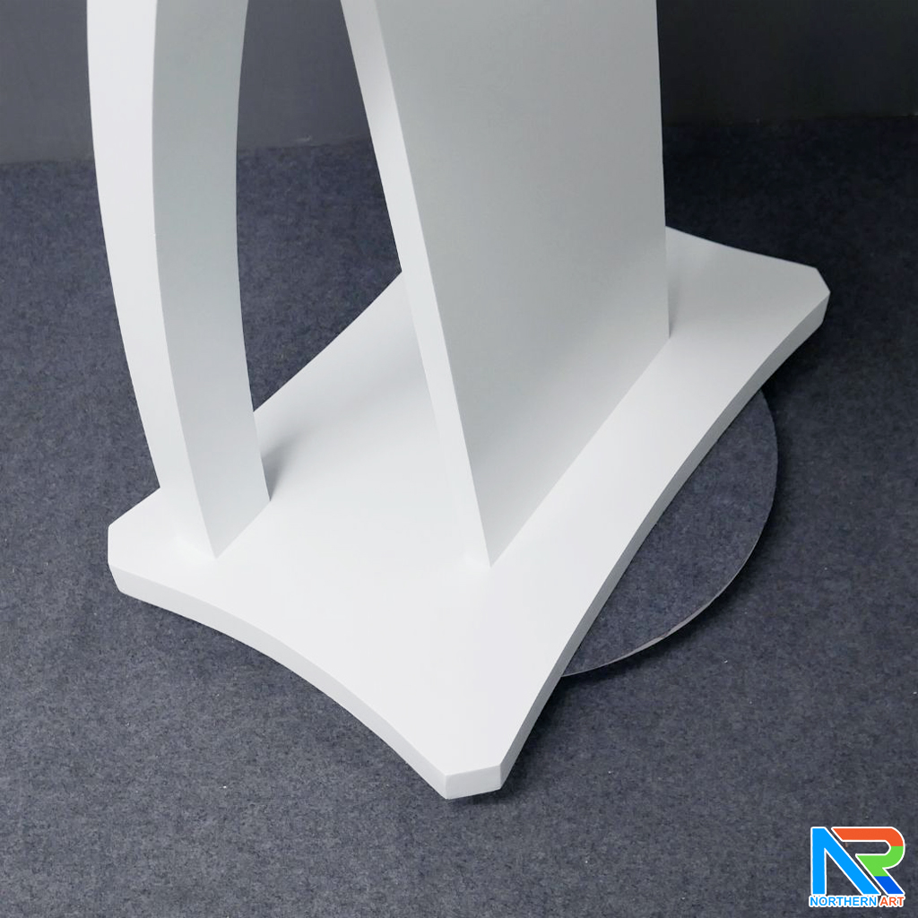 โพเดียมไม้ ยืนคู่ สีขาว ขนาด (W)90 x (L)50 x (H)120 cm. ตกแต่งแถบลามิเนตสีเงินเงาTOPและเสาข้าง