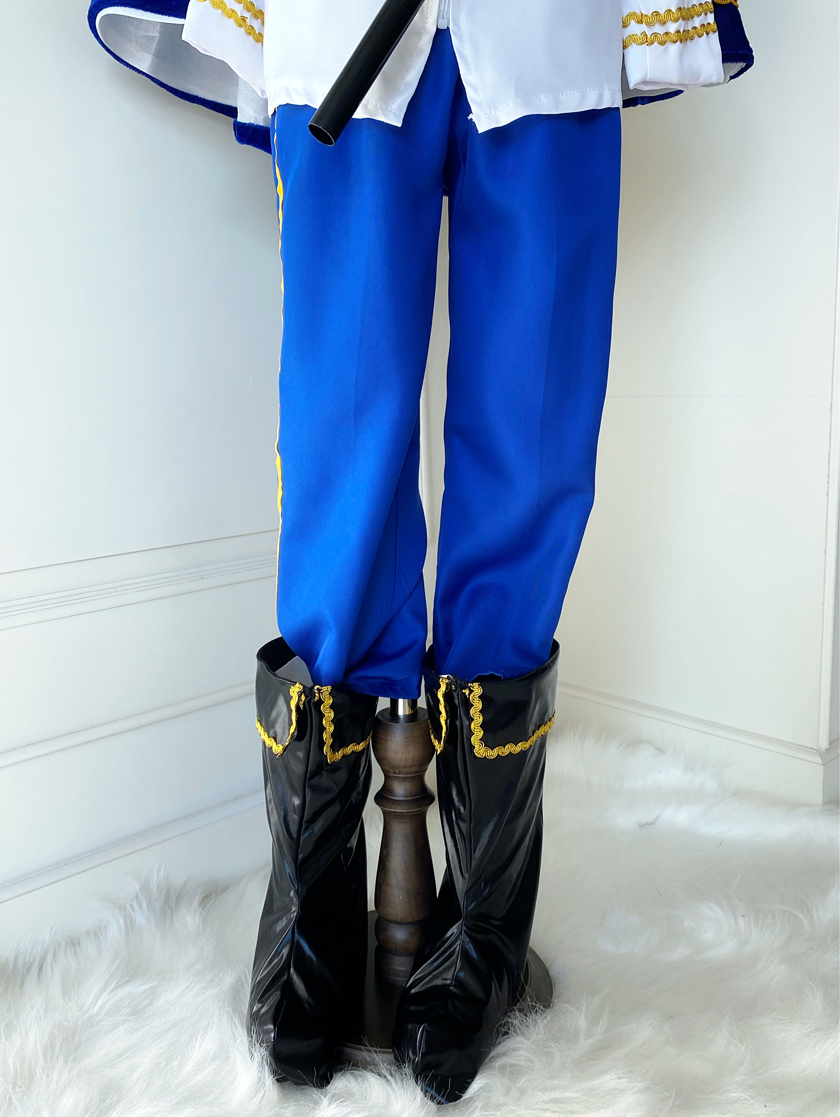 ชุดเจ้าชายรูปงามเสื้อขาวกางเกงสีน้ำเงิน ครบเซต ผ้าคลุม/มงกุฏ/คฑา/รองเท้าบูตเทียม