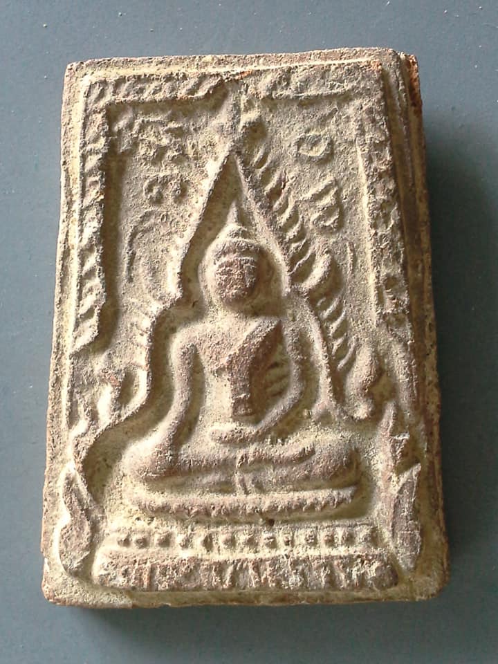 A110 พระพุทธชินราช เนื้อดินหลังยันต์ กรุวัดทับผึ้ง สุโขทัย ปี2473