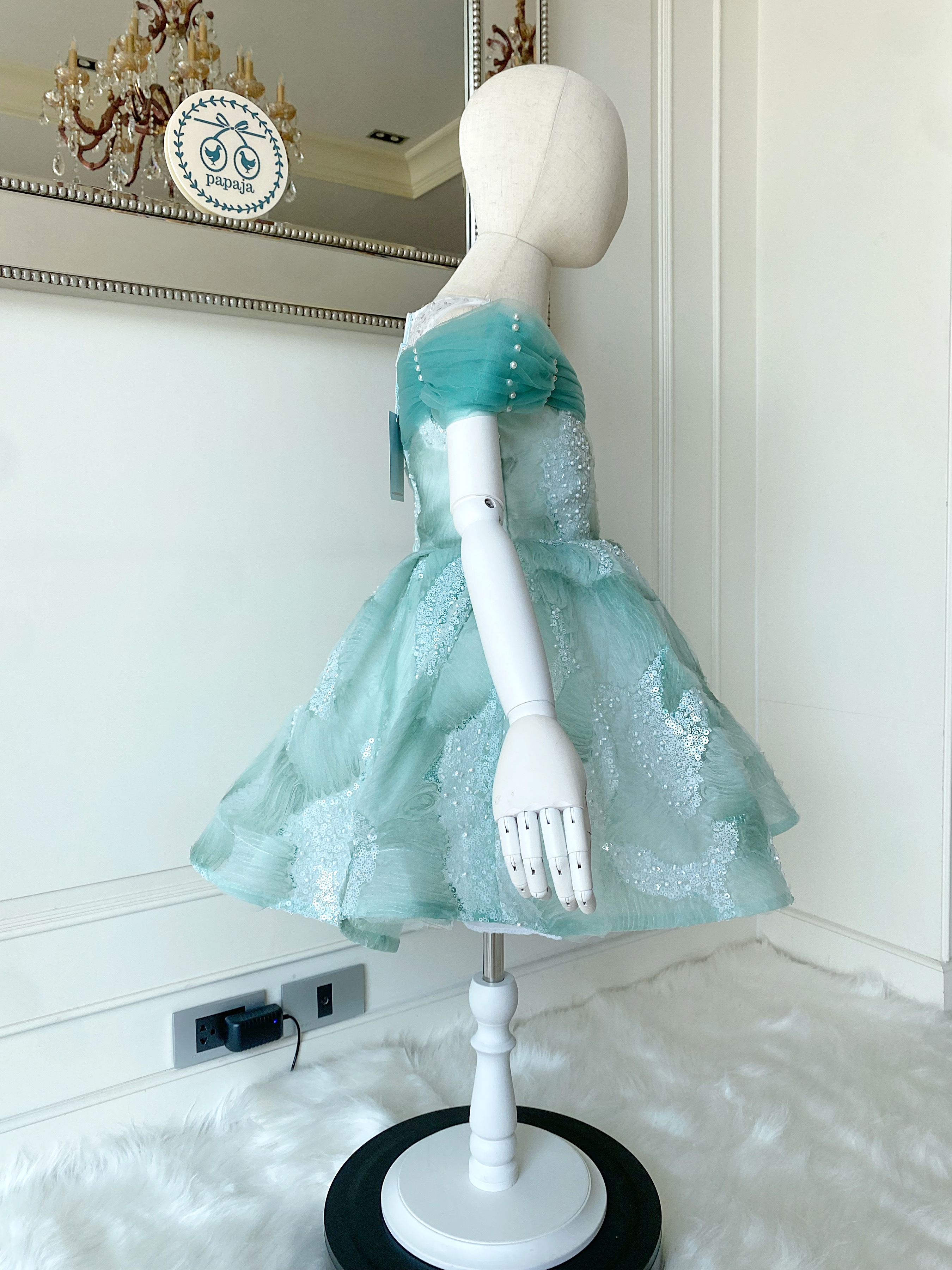 เดรสออกงานราตรีสั้นแขนกุด โทนฟ้าพาสเทลหวานๆ ผ้าลายดอกไม้สวยมาก ดีเทลแต่งผ้าทูลส์รอบไหล่