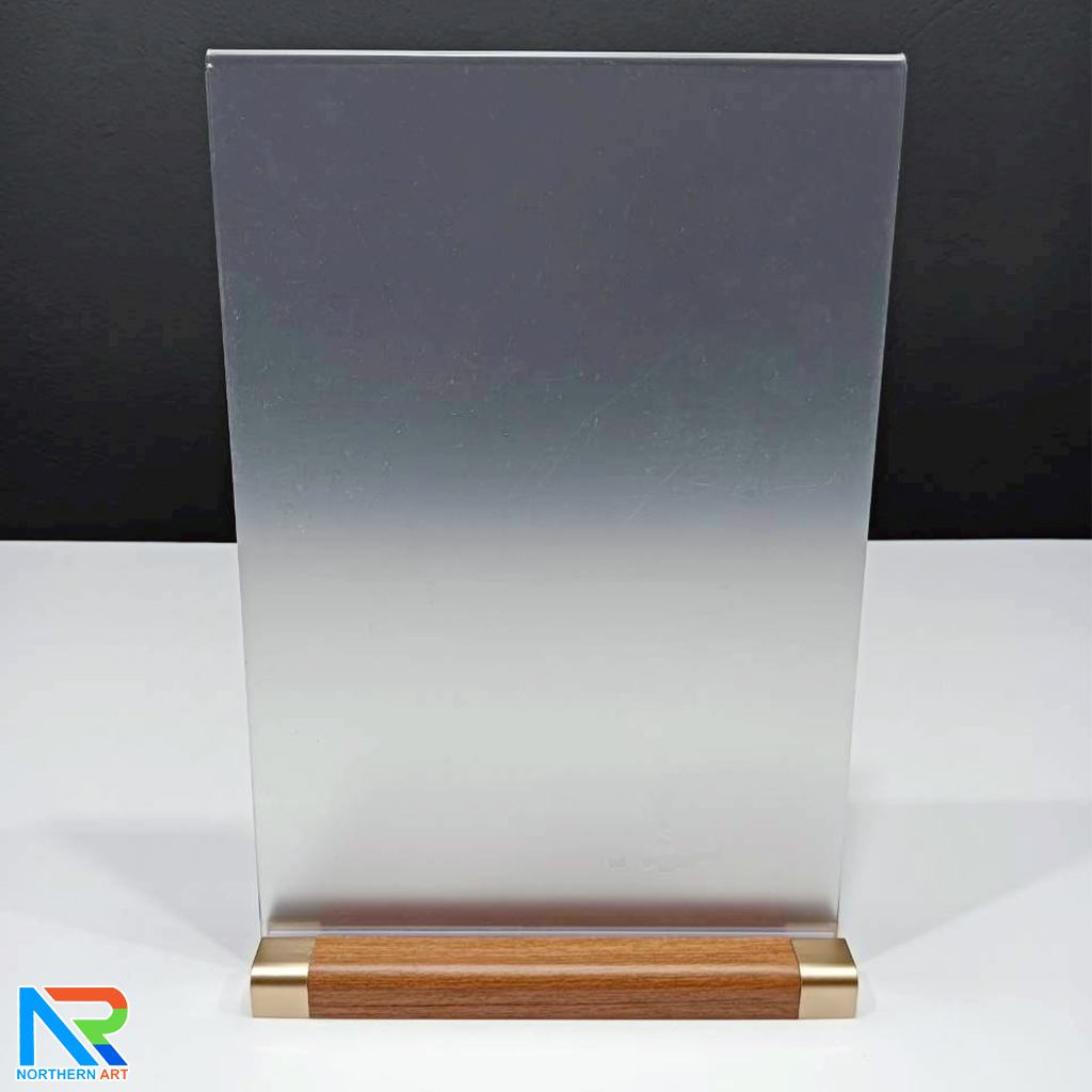 ป้ายตั้งโต๊ะ A4 ฐานไม้ พร้อมอะคริลิคใส สอดงานพิมพ์ด้านข้าง โชว์งานพิมพ์ 2 ด้าน