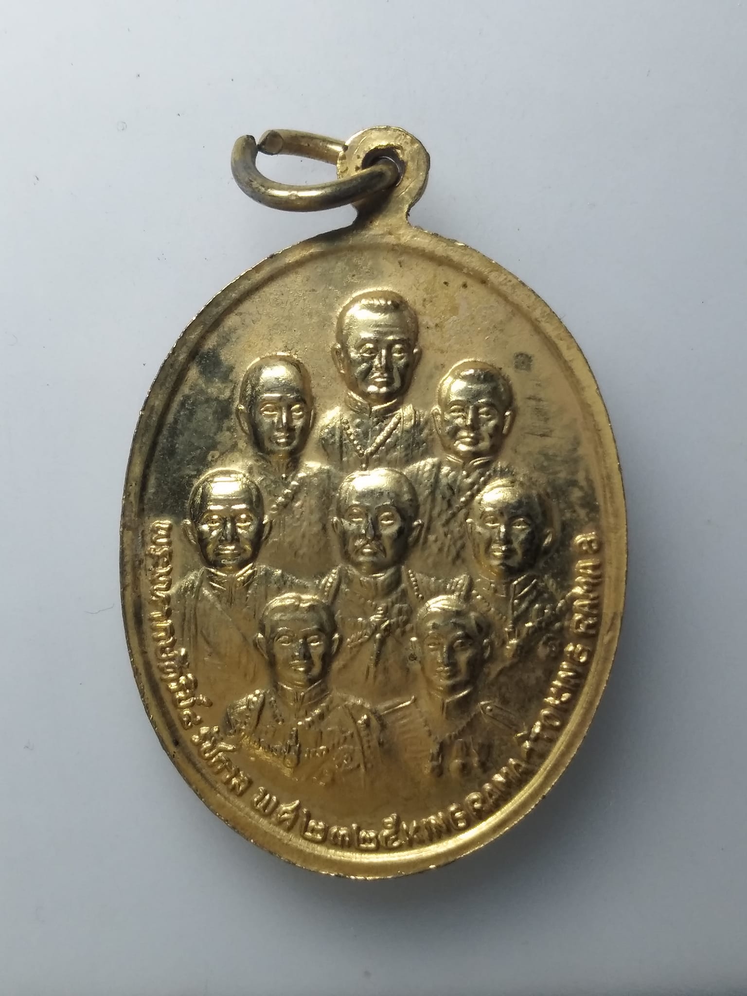 H124 เหรียญในหลวงรัชกาลที่9 หลังพระมหากษัตริย์ 8 รัชกาล เนื้อกะไหล่ทอง สมโภชกรุงรัตนโกสินทร์ 200 ปี พ.ศ.2525 จัดสร้างโดยมูลนิธิ 5 ธันวามหาราช พิธีใหญ่ เกจิดังหลายรูปปลุกเสก สวยทรงคุณค่า น่าสะสมบูชา