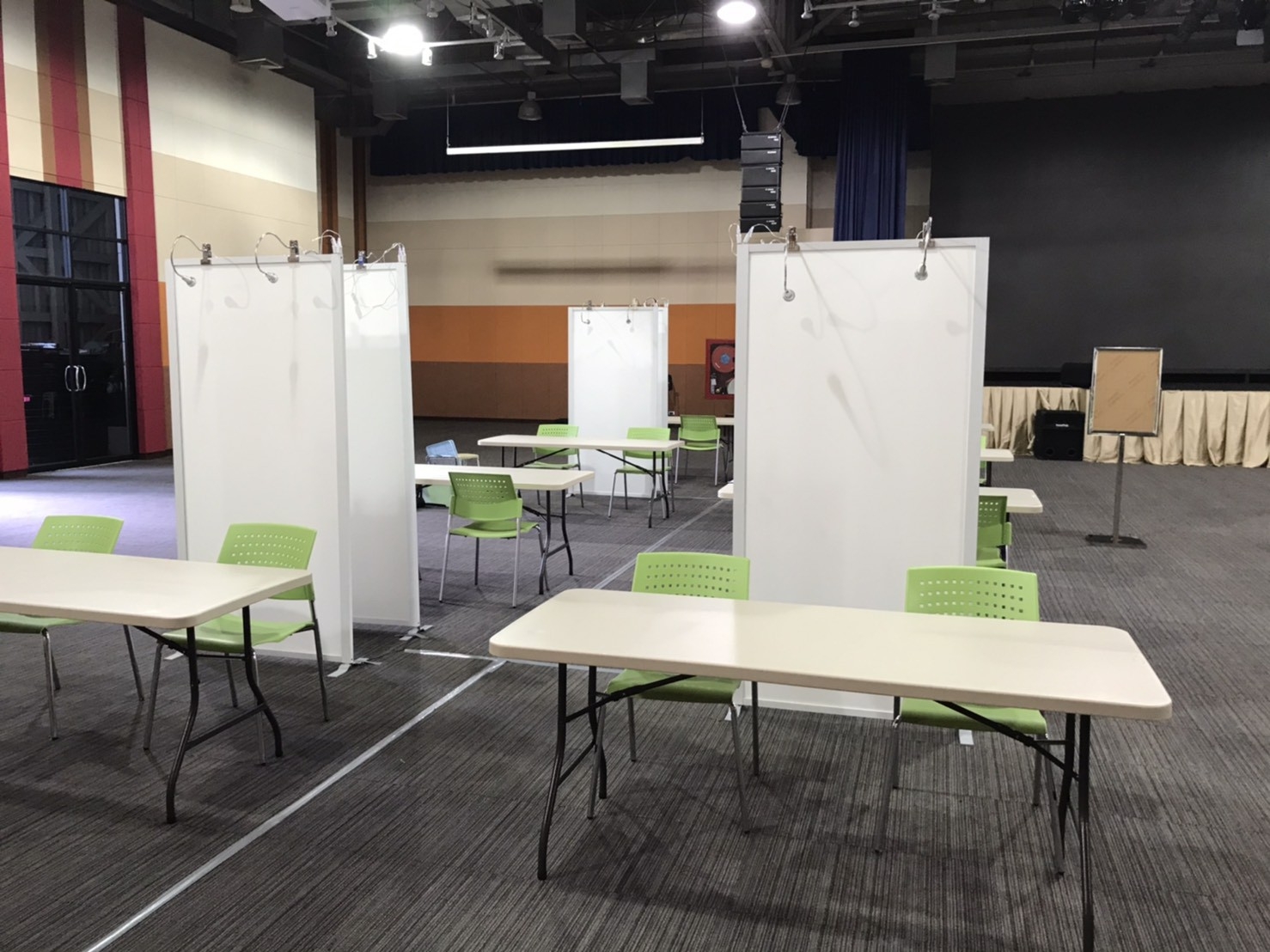 เช่าบอร์ดนิทรรศการ แบบตั้งเดี่ยวพร้อมโคมไฟ ขนาด 100x200 ซม. บริการติดตั้งพร้อมรื้อถอน