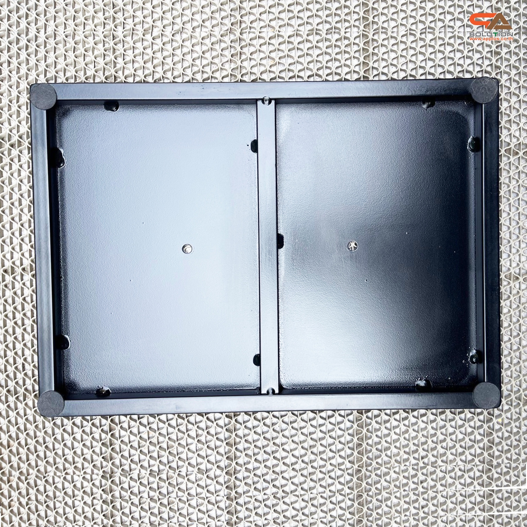 โปสเตอร์สแตนด์เหล็ก เสาคู่ สีดำ ขนาด (W)58 x (L)73 x H157 cm. ฐานเหลี่ยม โชว์งานพิมพ์2ด้าน ด้านบนครึ่งวงกลม สำหรับใส่โลโก้ ถอดประกอบได้