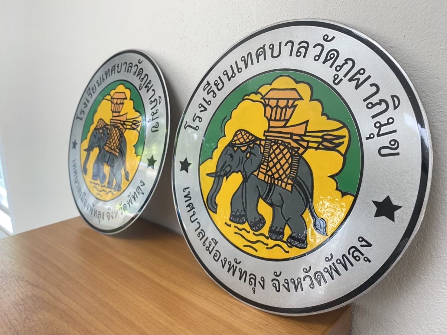 โลโก้โพเดียม โลโก้หน่วยงาน ขนาด 20-25 ซม. วัสดุสแตนเลสหนา 0.8 mm. พิมพ์ UV PRINT สั่งผลิตตามแบบ