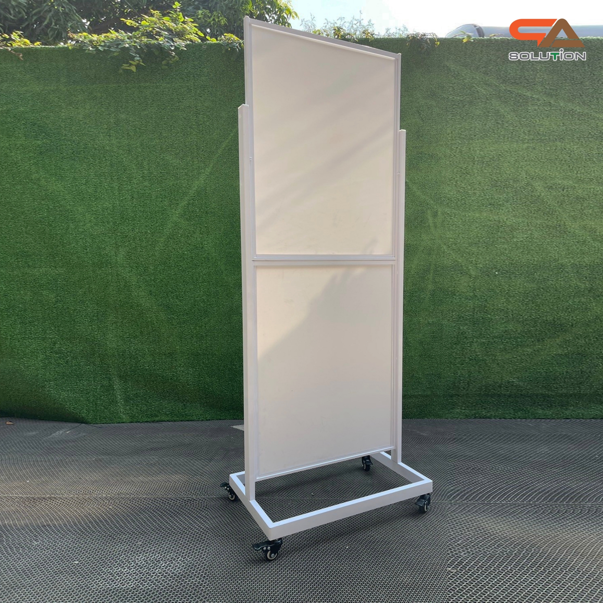 ป้ายตั้งพื้นเหล็ก กรอบคู่ สีขาว มีล้อ (W) 58 × (L) 73 x (H) 160 cm. สอดงานด้านบน โชว์ภาพ2ด้าน ถอดประกอบได้