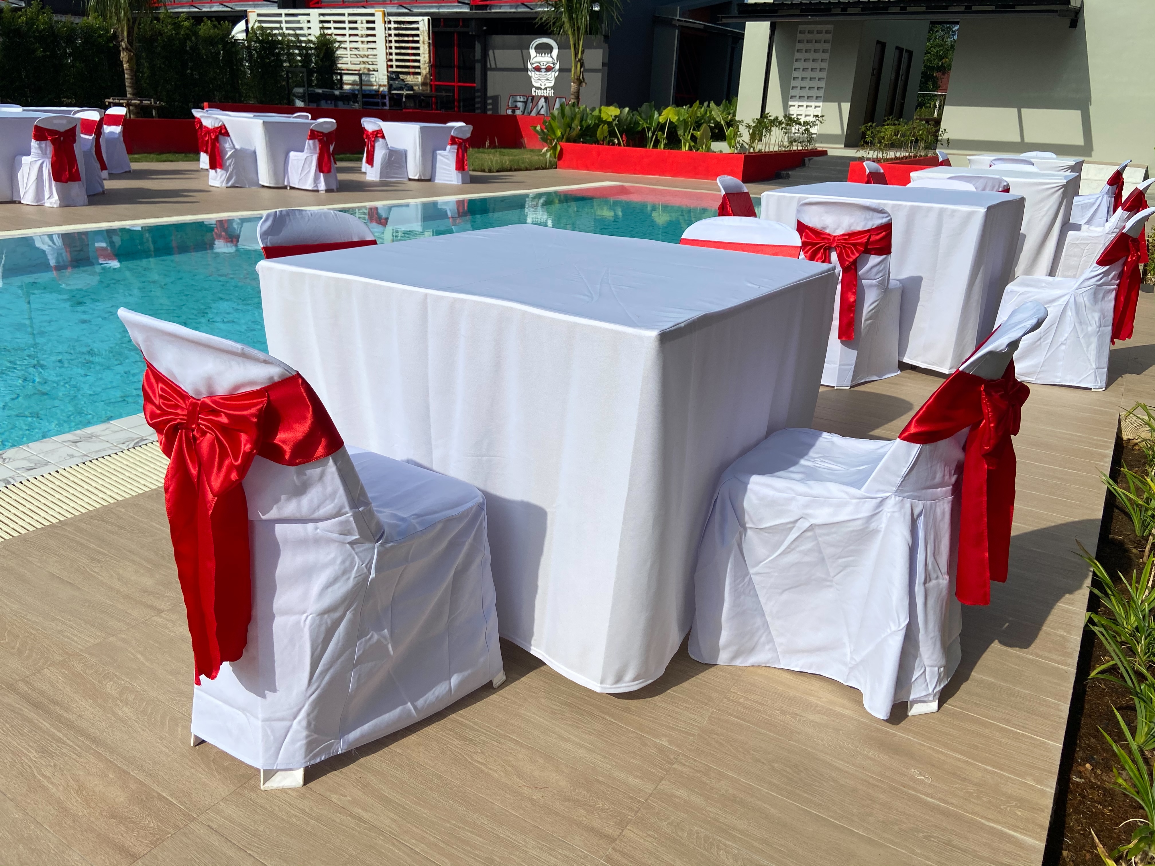 โต๊ะเหลี่่ยม1เมตร พร้อมเก้าอี้ (โต๊ะไม้) เหมาะสำหรับงานจัดเลี้ยงประเภทต่างๆ