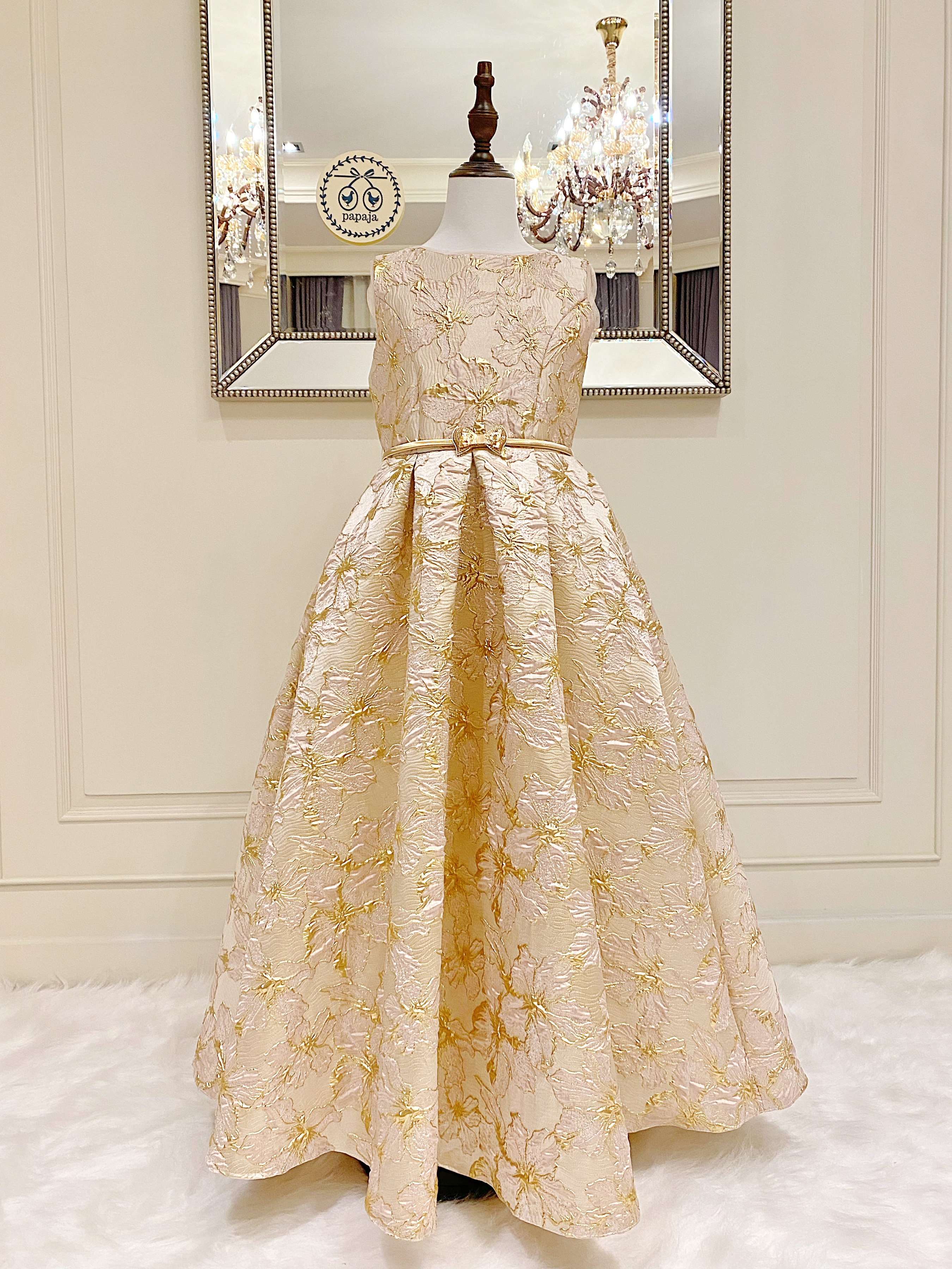 เดรสออกงานราตรียาวแขนกุดสีโทนครีมทอง งานไฮพรีเมี่ยม ผ้า Jacquard ทอลาย 3D มาพร้อมเข็มขัดโลหะสีทอง