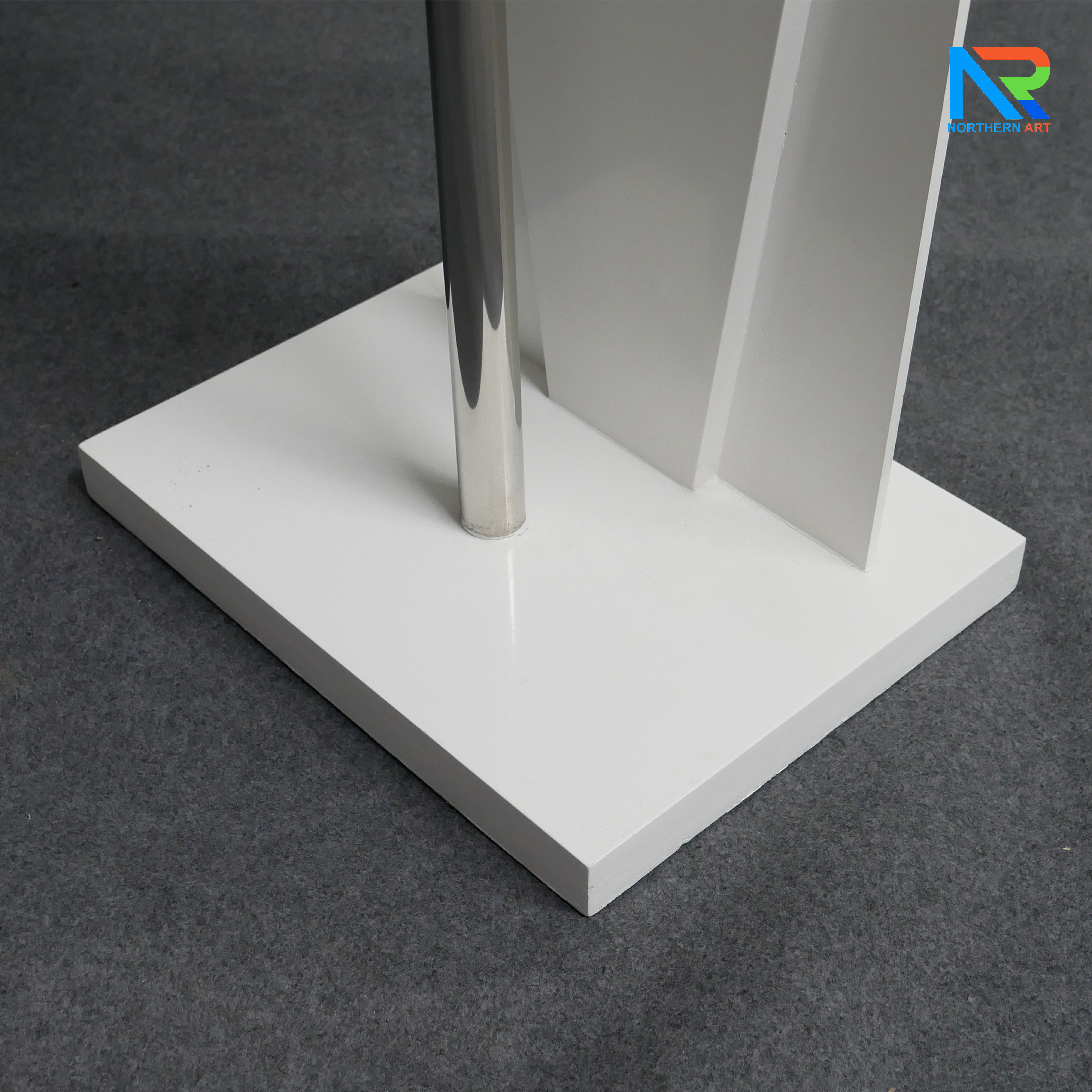 โพเดียมไม้สีขาว ทรงสามเหลี่ยม ขนาด (W) 45 x (L) 35 x (H) 120 cm. ด้านหน้าอะคริลิคใส ติดหมุด สำหรับติดโลโก้