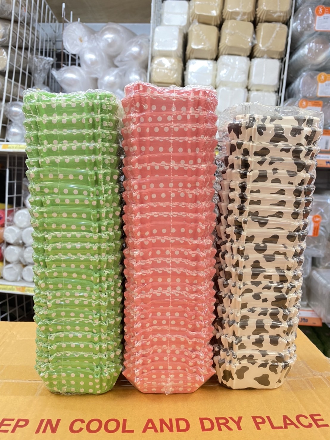 กระทงบราวนี่ ทรงสี่เหลี่ยม สีขาว สีน้ำตาล คละสี 60mm x 60mm จำนวน 200ใบ