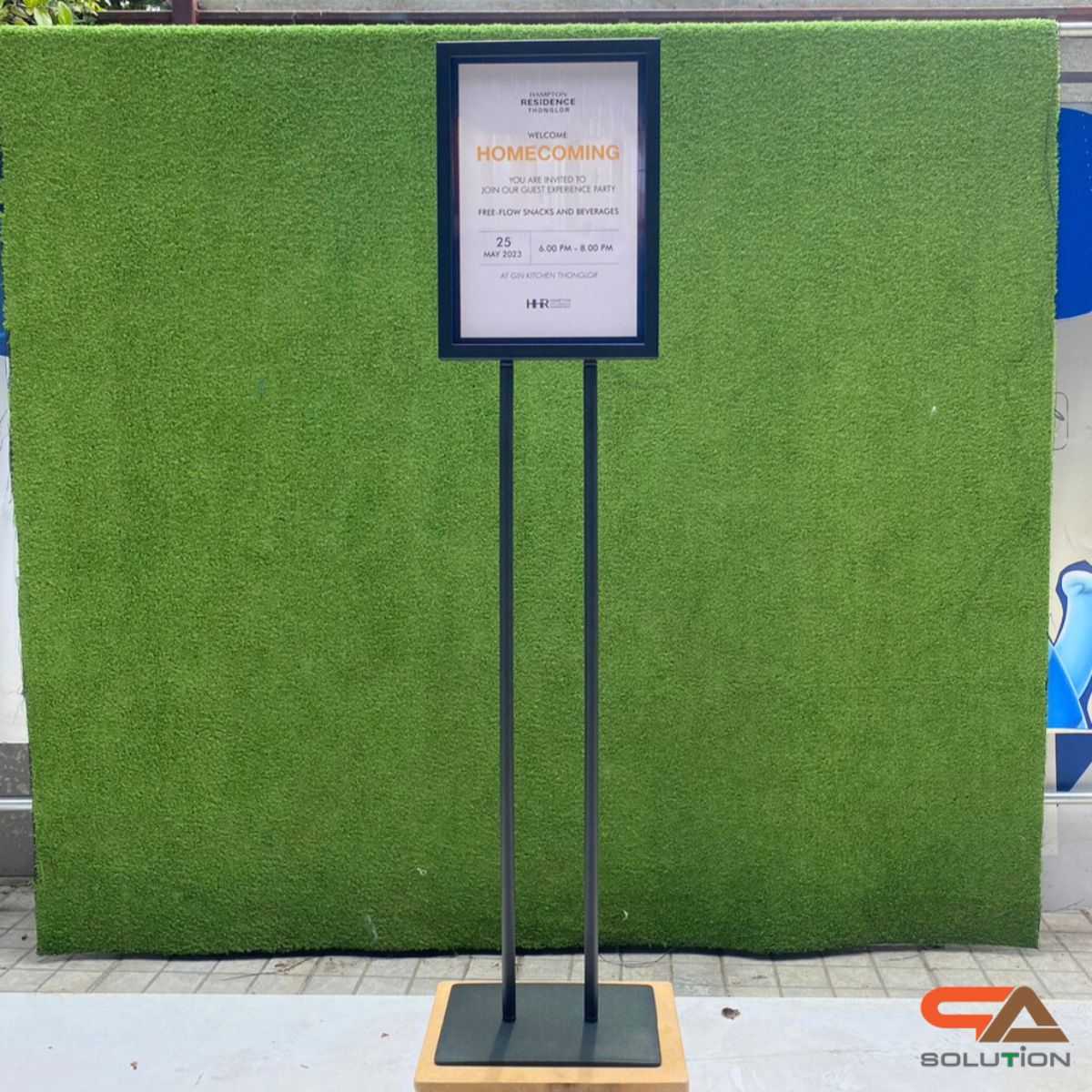 โปสเตอร์สแตนด์เหล็ก A3 สีดำ เสาคู่ ฐานเหลี่ยม ขนาด (W)35 x (L)47 x (H)145 cm. พร้อมแผ่นอะคริลิคใส 2 มม.2แผ่น สอดงานพิมพ์ด้านบน