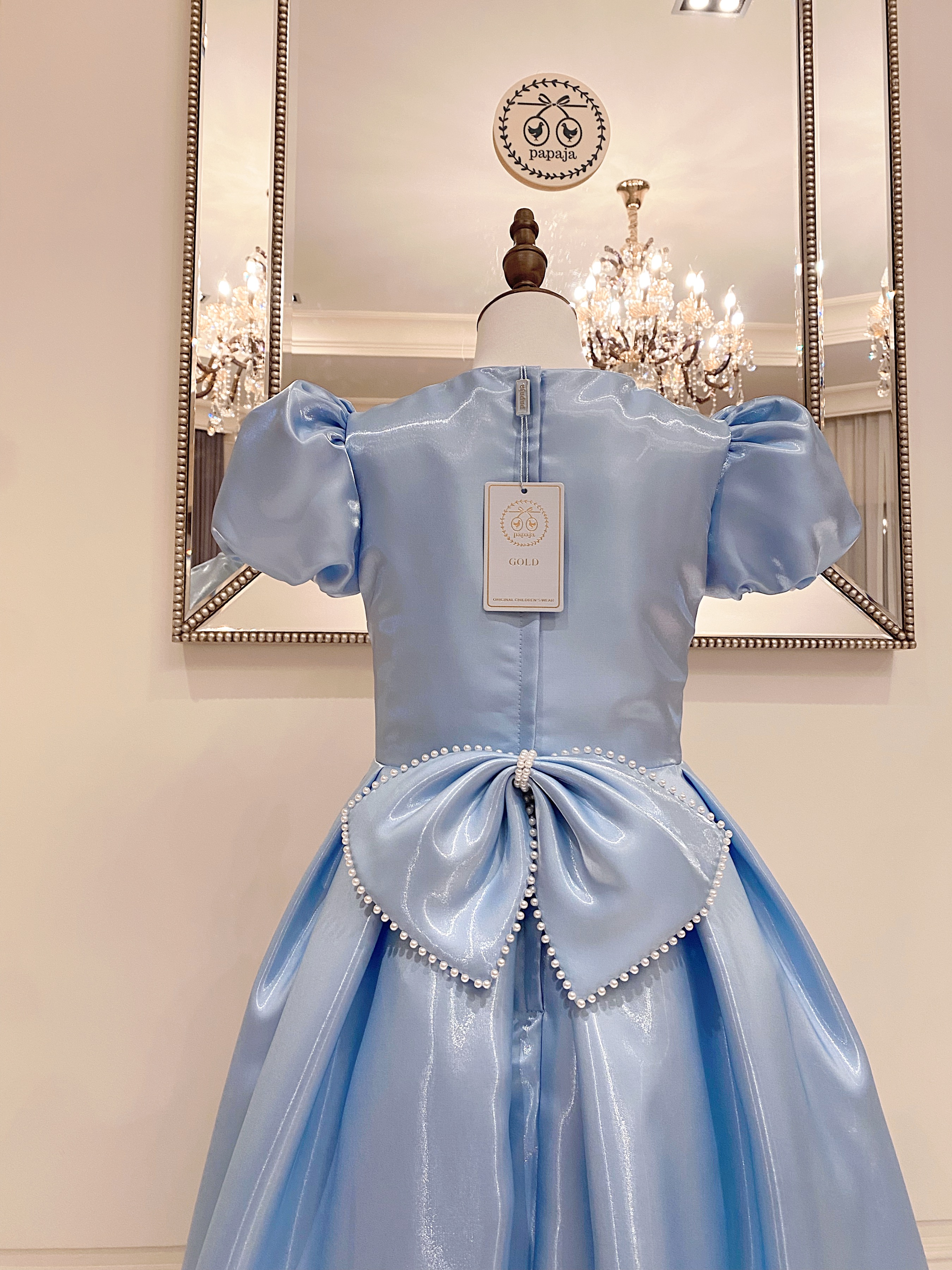 เดรสราตรียาวสีฟ้าครามแขนตุ๊กตา ดีเทลจับเดรปช่วงบนและเอว ผ้าดัสเชสเนื้อไหมแก้ว ชุดนี้คัตติ้งและผ้าสวยมากๆ