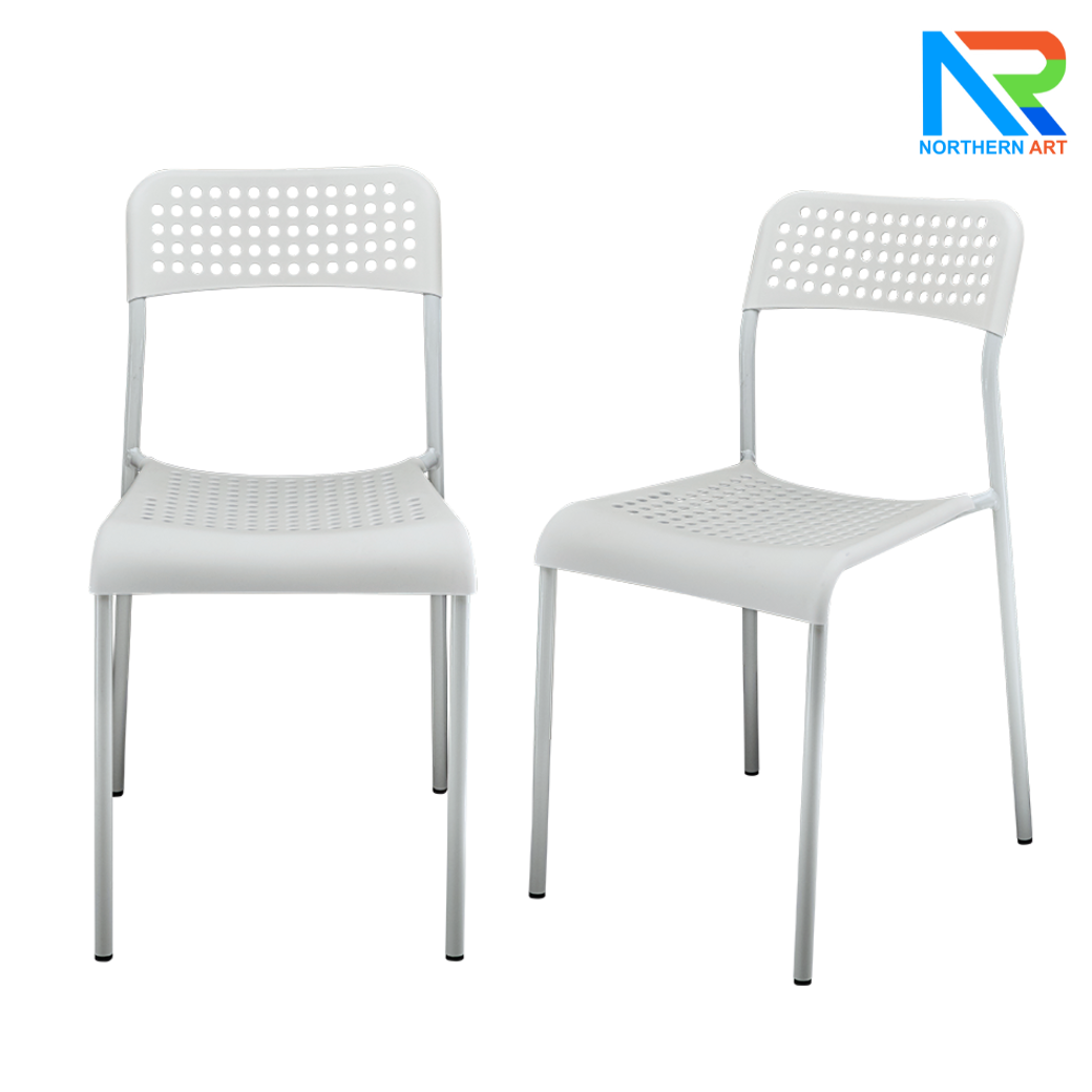 เช่าเก้าอี้ พลาสติกโพลีโพรพิลีน (PP) สีขาว พร้อมรูระบายอากาศตรงที่นั่งและพนักพิง ขาโลหะ รองรับน้ำหนักได้ดี