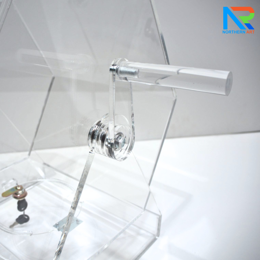 กล่องจับรางวัลอะคริลิค 6 เหลี่ยม ตั้งโต๊ะ ขนาดกล่อง (W)30 x (D)39 cm. มือหมุน ฝาปิดมีกุญแจล็อค แกนหมุนอย่างดี