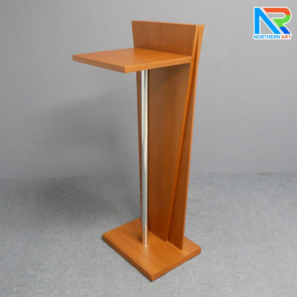 โพเดียมลายไม้สีสัก ทรงสามเหลี่ยม ขนาด (W) 45 x (L) 35 x (H) 120 cm. ด้านหน้าอะคริลิคใส ติดหมุด สำหรับติดโลโก้
