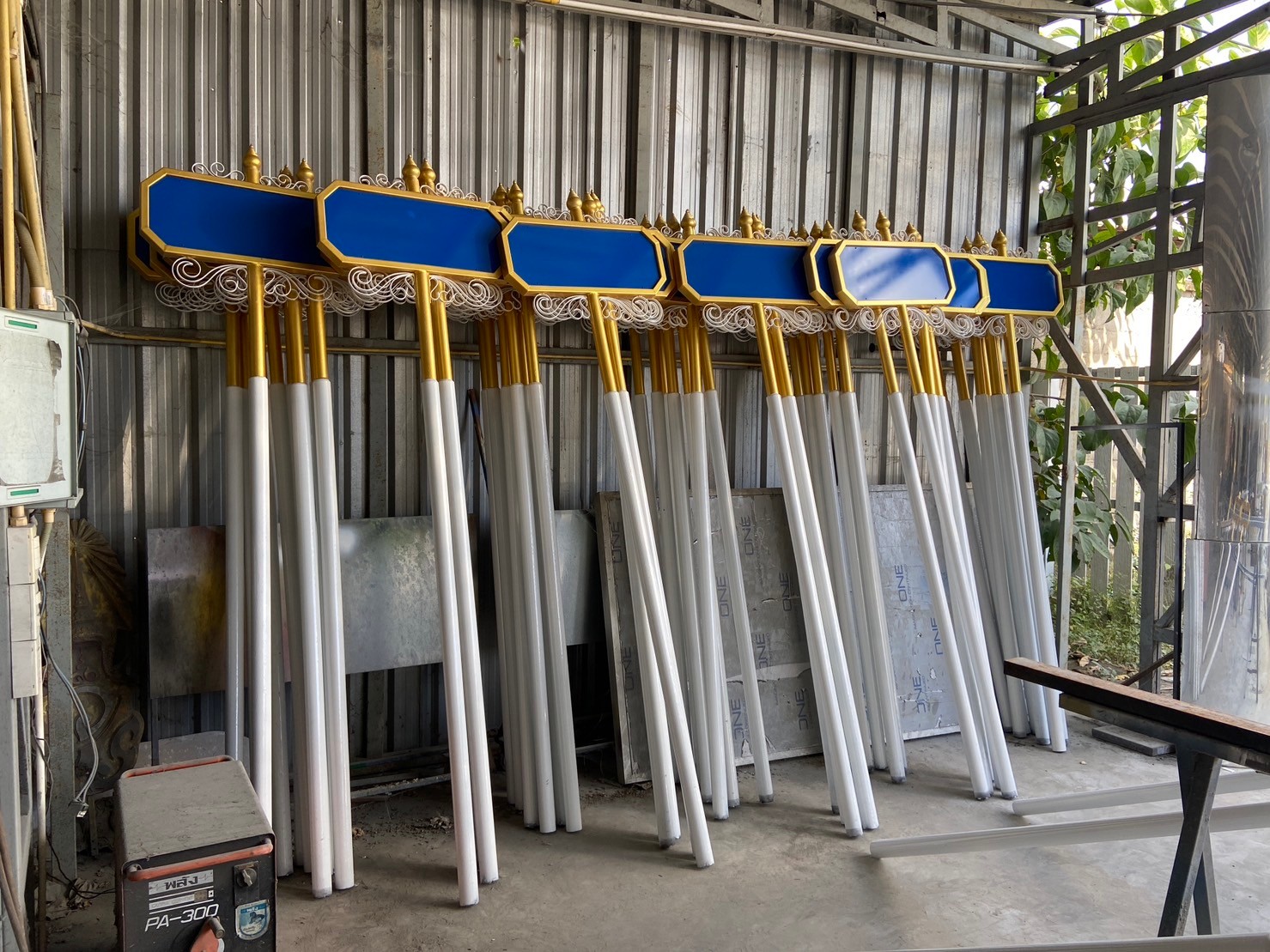 ป้ายซอย ป้ายบอกชื่อซอย ป้ายถนน โครงสร้างเหล็กพ่นสีขาวทองทั้งชุด ขนาด (W)69 x (H)256 cm. (สั่งผลิตตามแบบที่ต้องการได้)