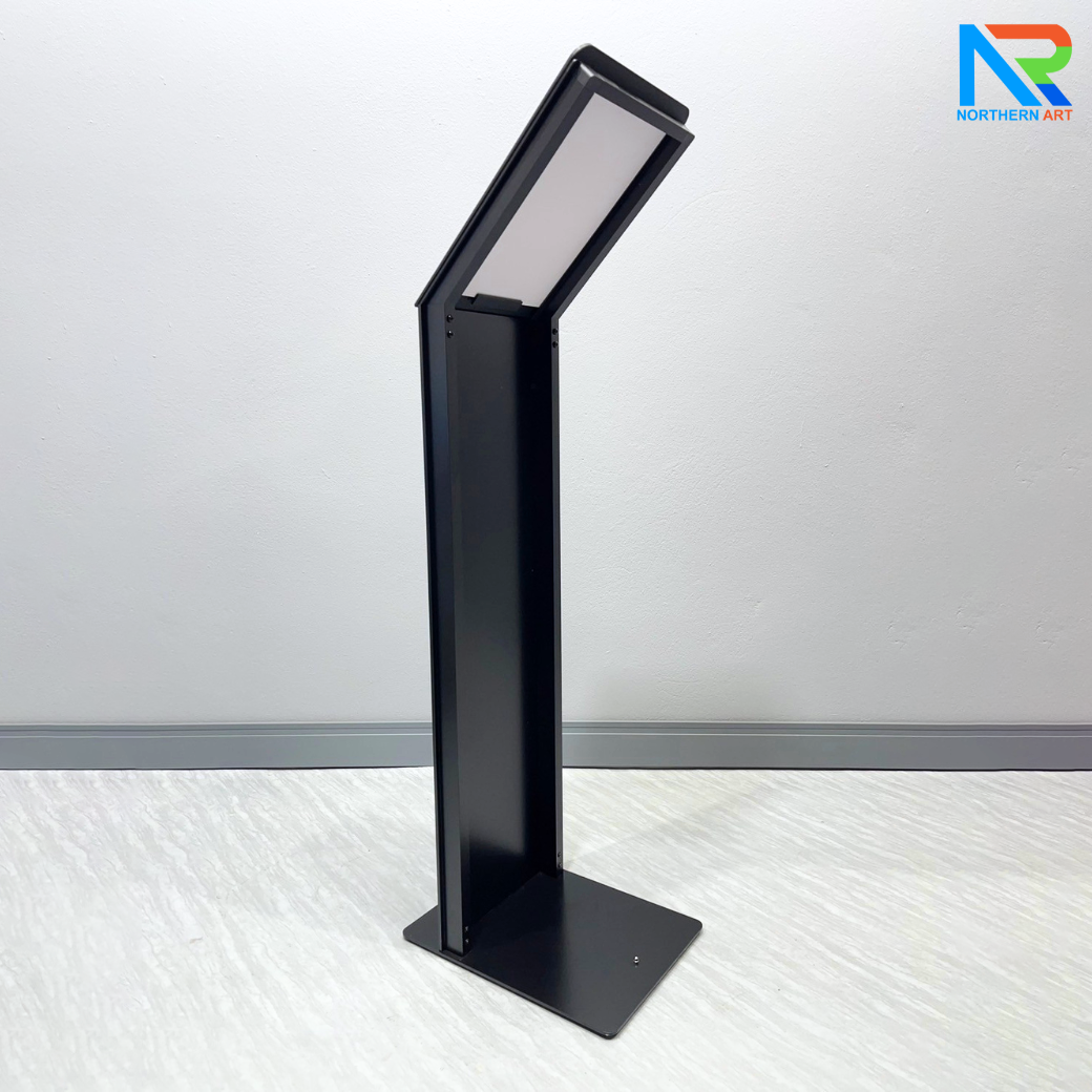 โปสเตอร์สแตนด์ตั้งพื้น รุ่นโชว์รูมรถ ขนาด A4 สีดำ สอดงานพิมพ์ด้านบน เปลี่ยนงานพิมพ์ง่าย ฐานมั่นคงแข็งแรง