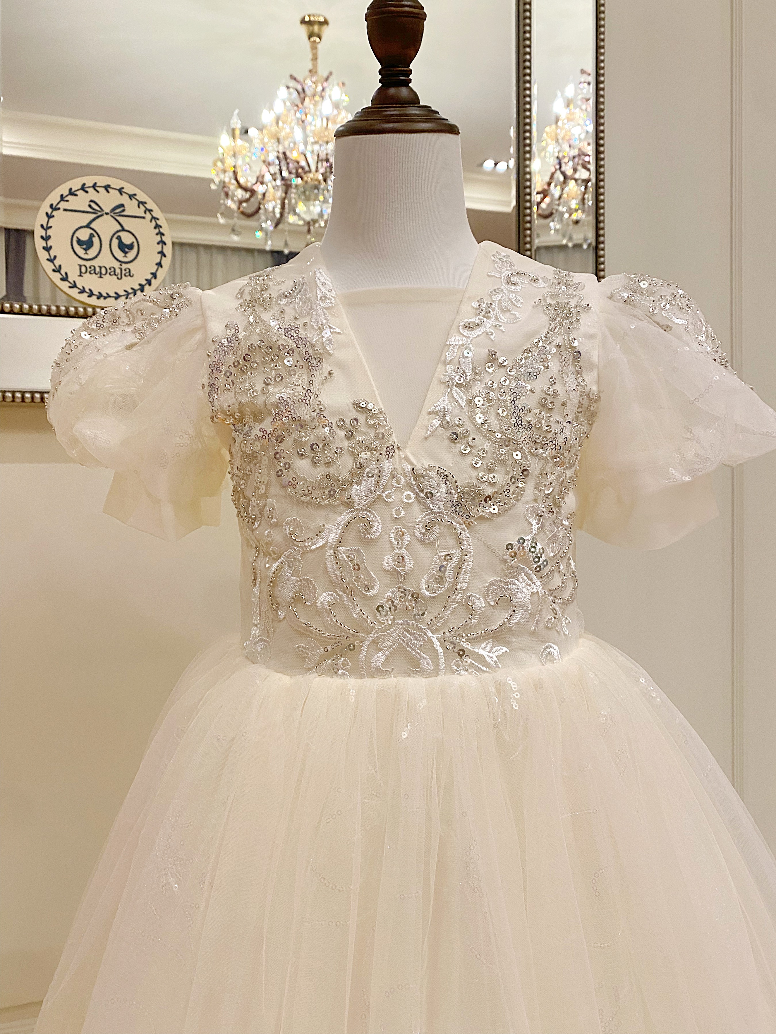 เดรสออกงานราตรียาวแขนตุ๊กตาสีขาวครีม ละมุนมาก