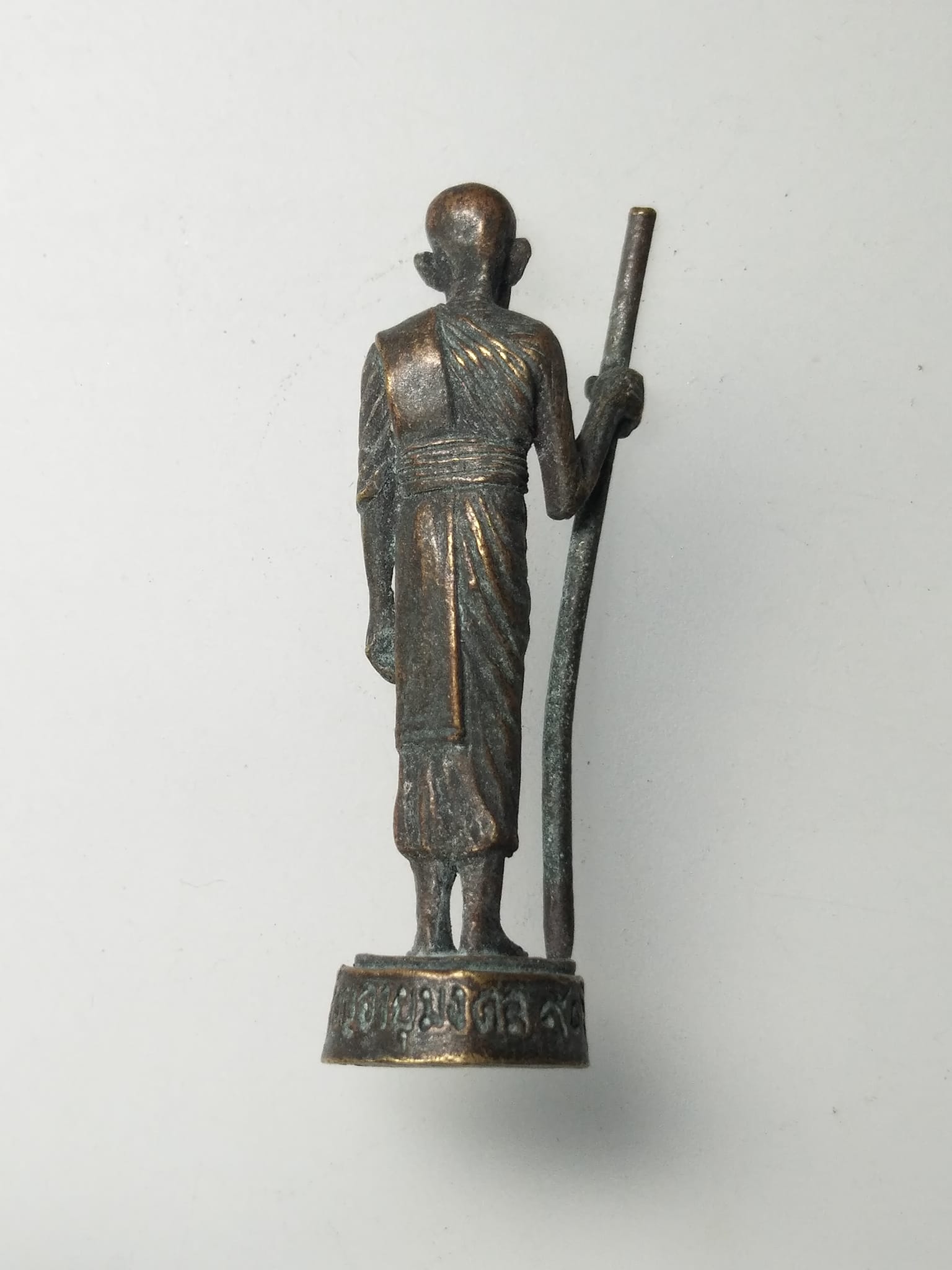 H072 รูปหล่อยืนถือไม้เท้าอายุ 90 ปี