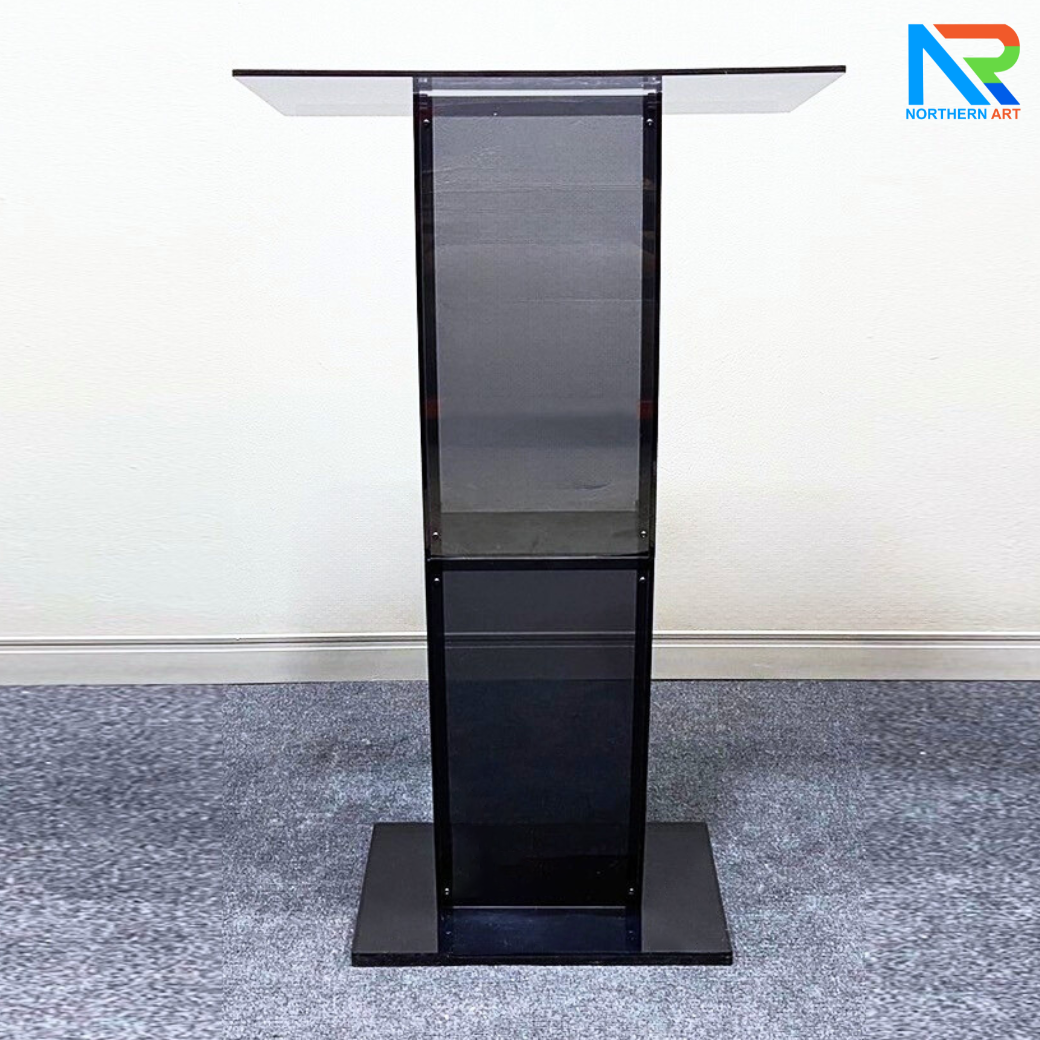 โพเดียม อะคริลิคสีดำใส ขนาด(W)68 x (L)34 x (H)123 cm. TOP เอียงพร้อมกันตก วัสดุอะคริลิคใส หนา 8 มม.