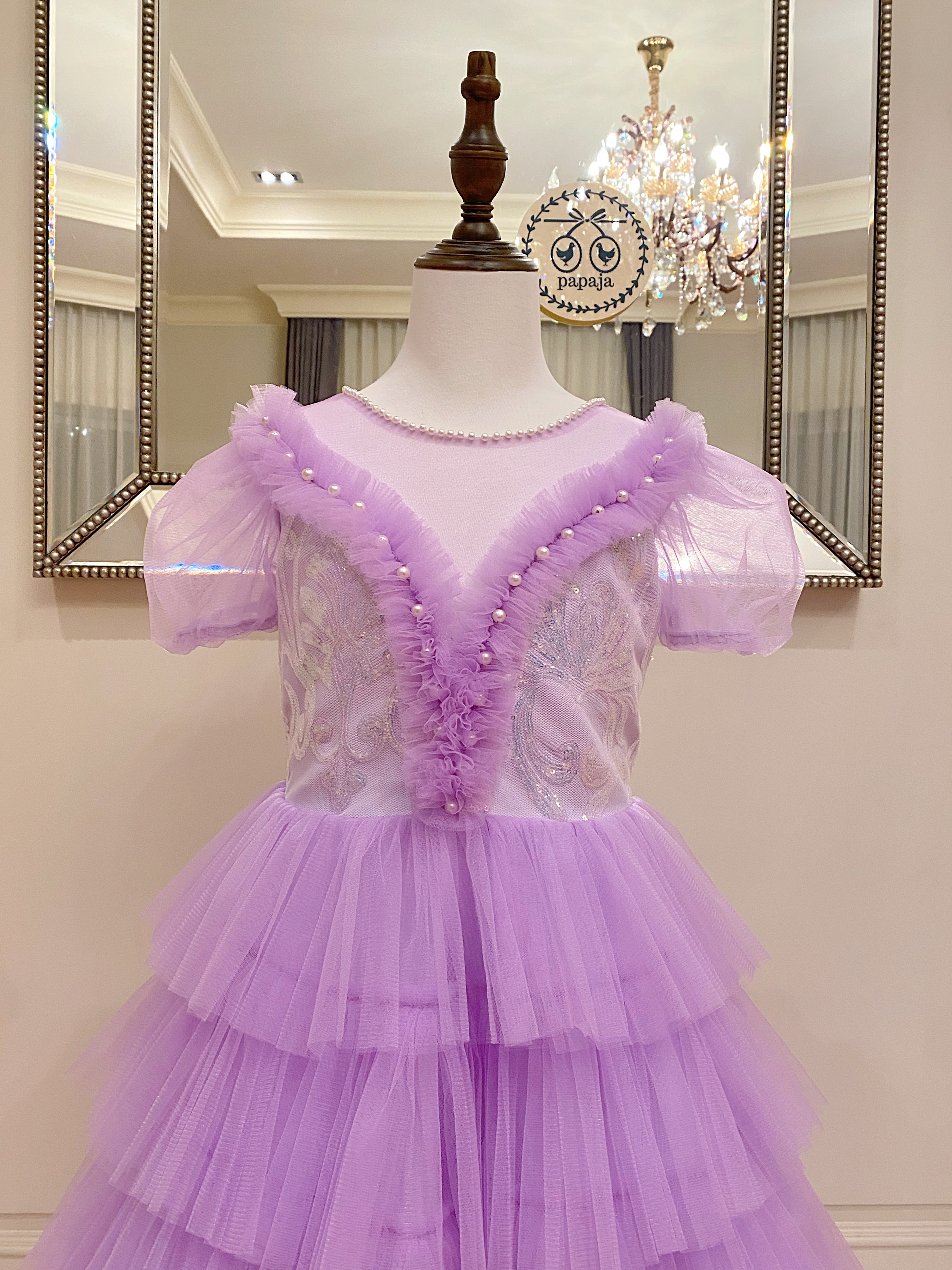 เดรสออกงานราตรียาวแขนตุ๊กตา สีม่วงหวาน กระโปรงทรงขนมชั้น ดีเทลท่อนบนปักไข่มุกและเลื่อม